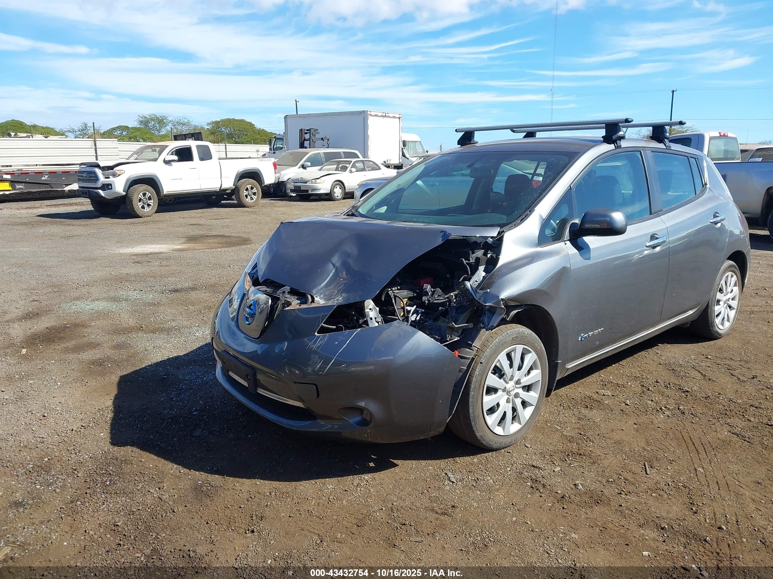 NISSAN LEAF image 6