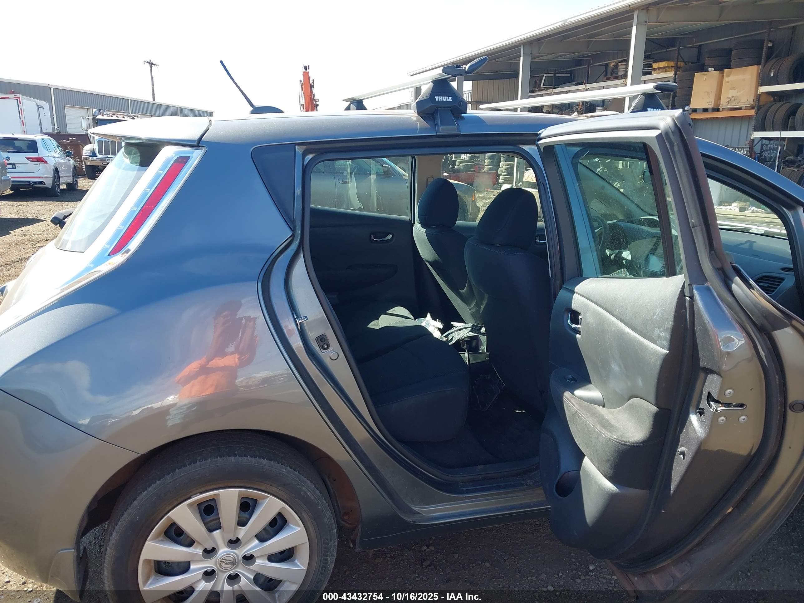 NISSAN LEAF image 8