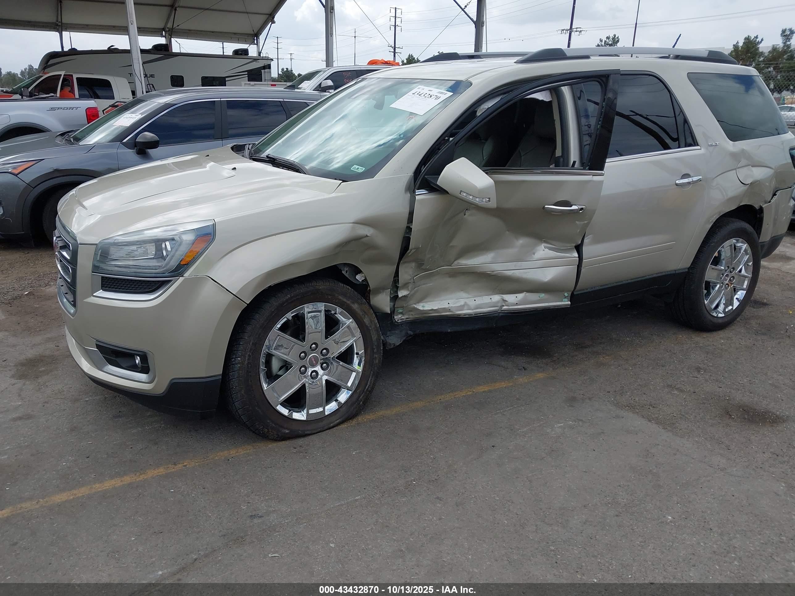 GMC ACADIA image 2