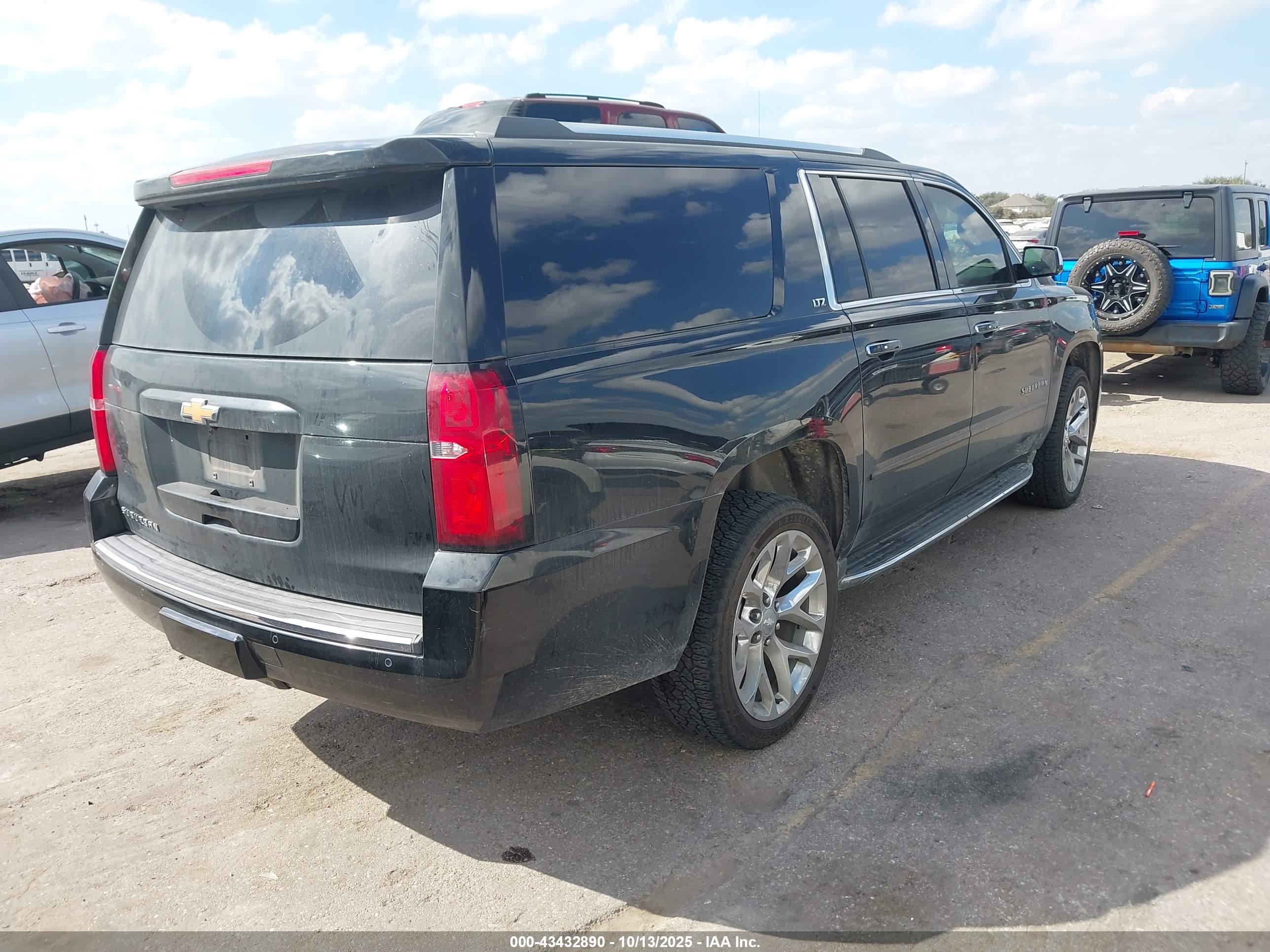 CHEVROLET SUBURBAN image 4