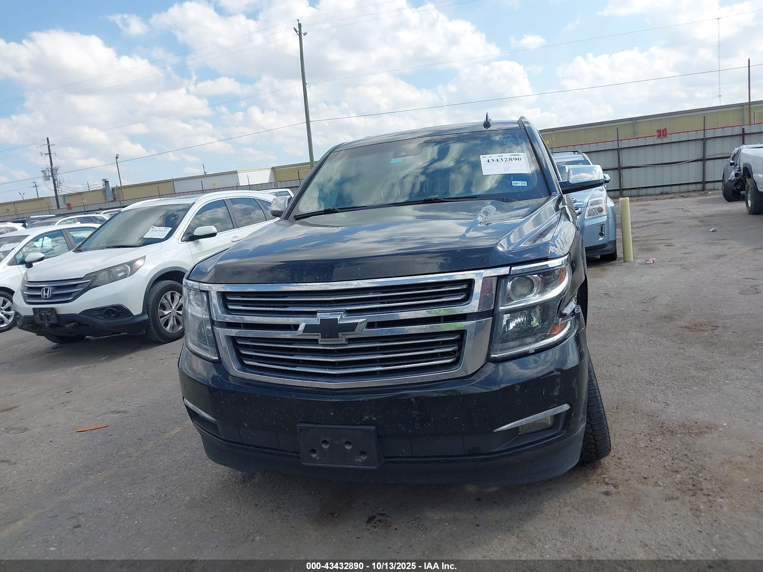 CHEVROLET SUBURBAN image 6
