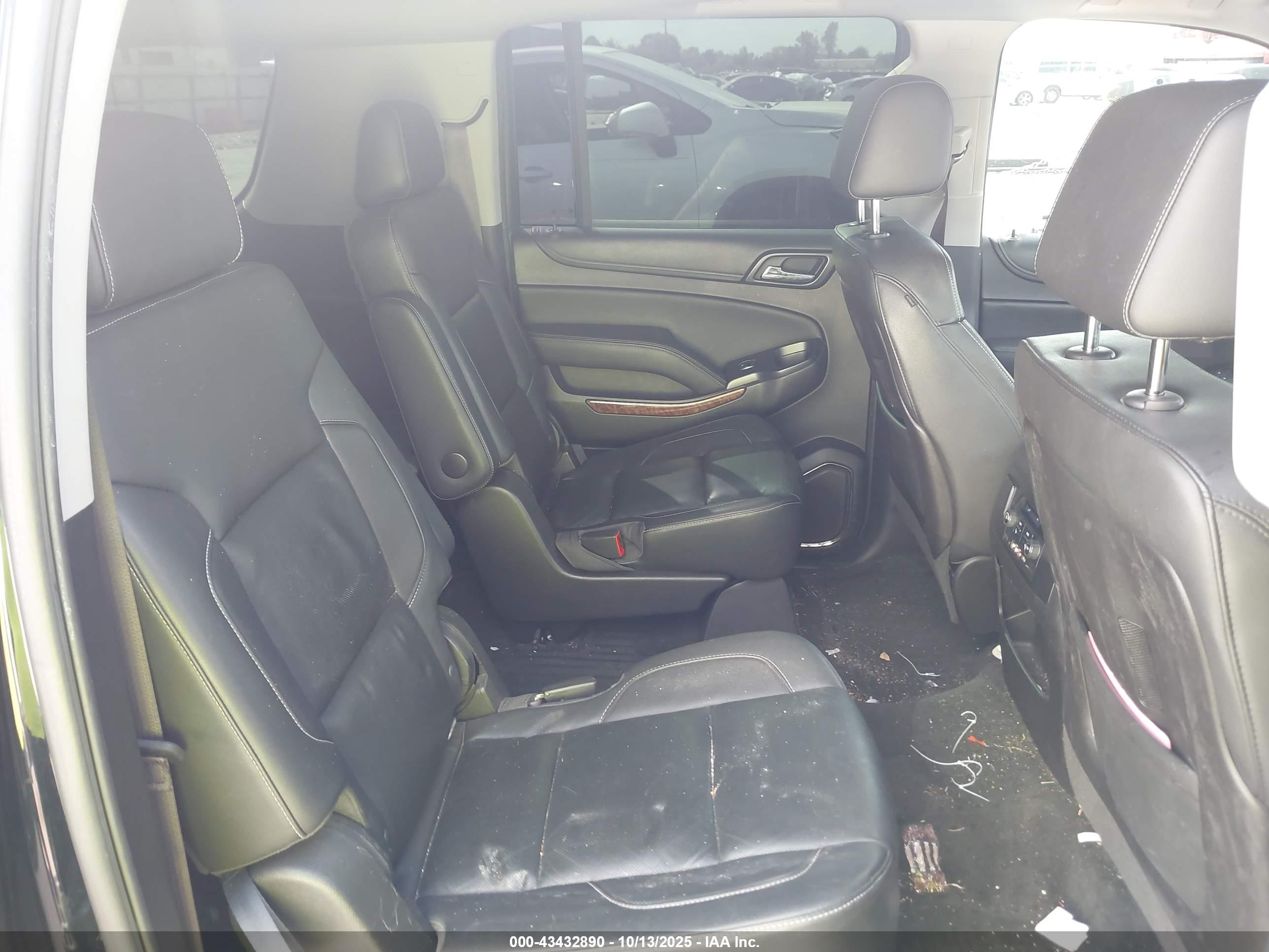 CHEVROLET SUBURBAN image 8
