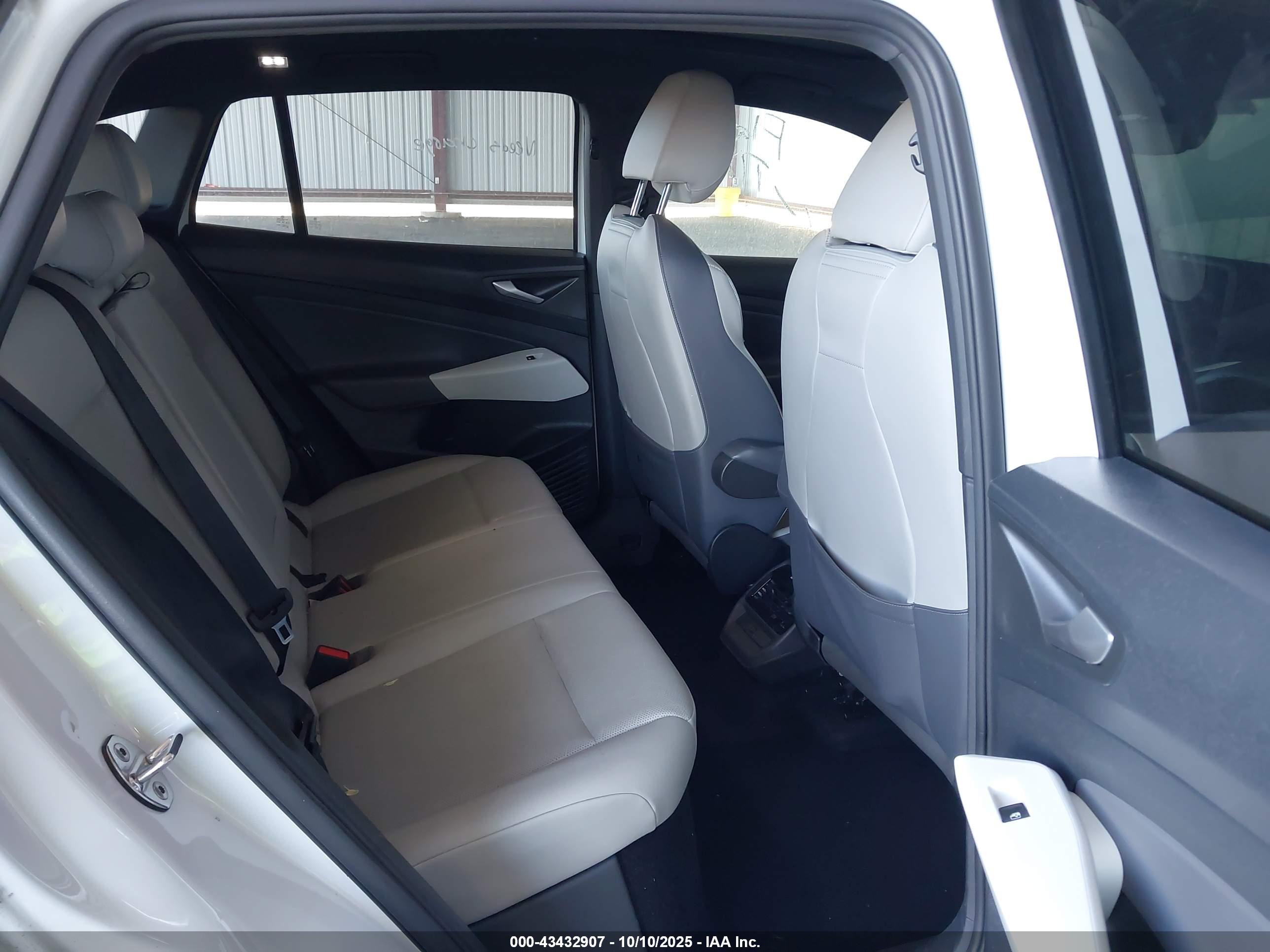 VOLKSWAGEN ID.4 image 8