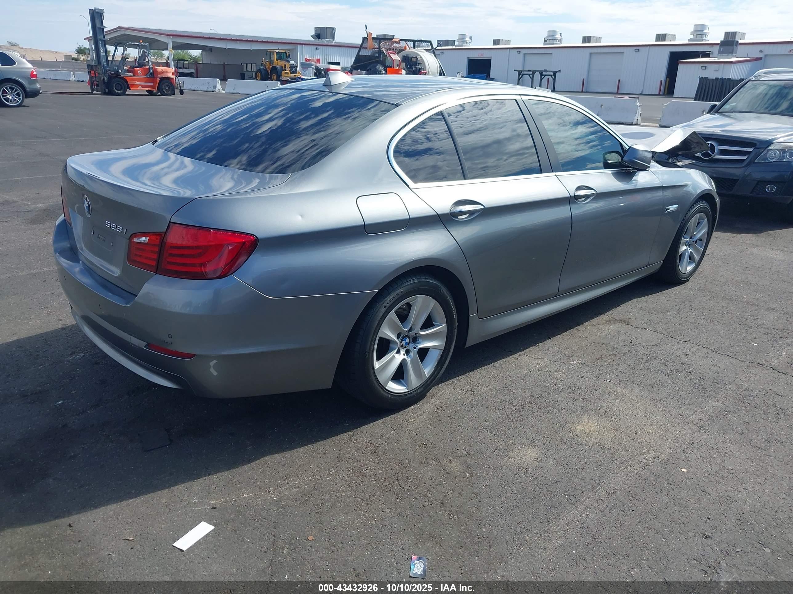 BMW 528I image 4