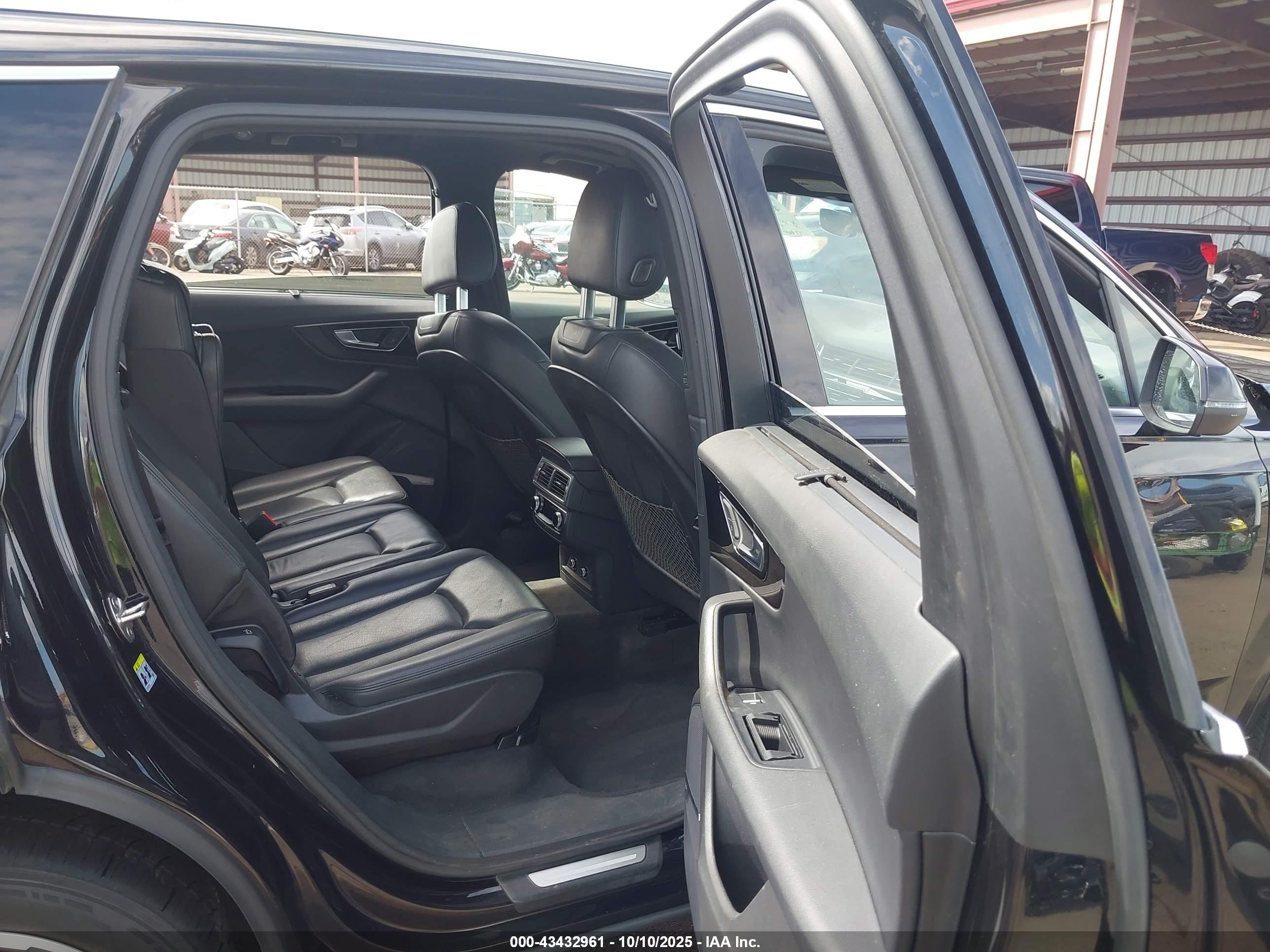 AUDI Q7 image 8