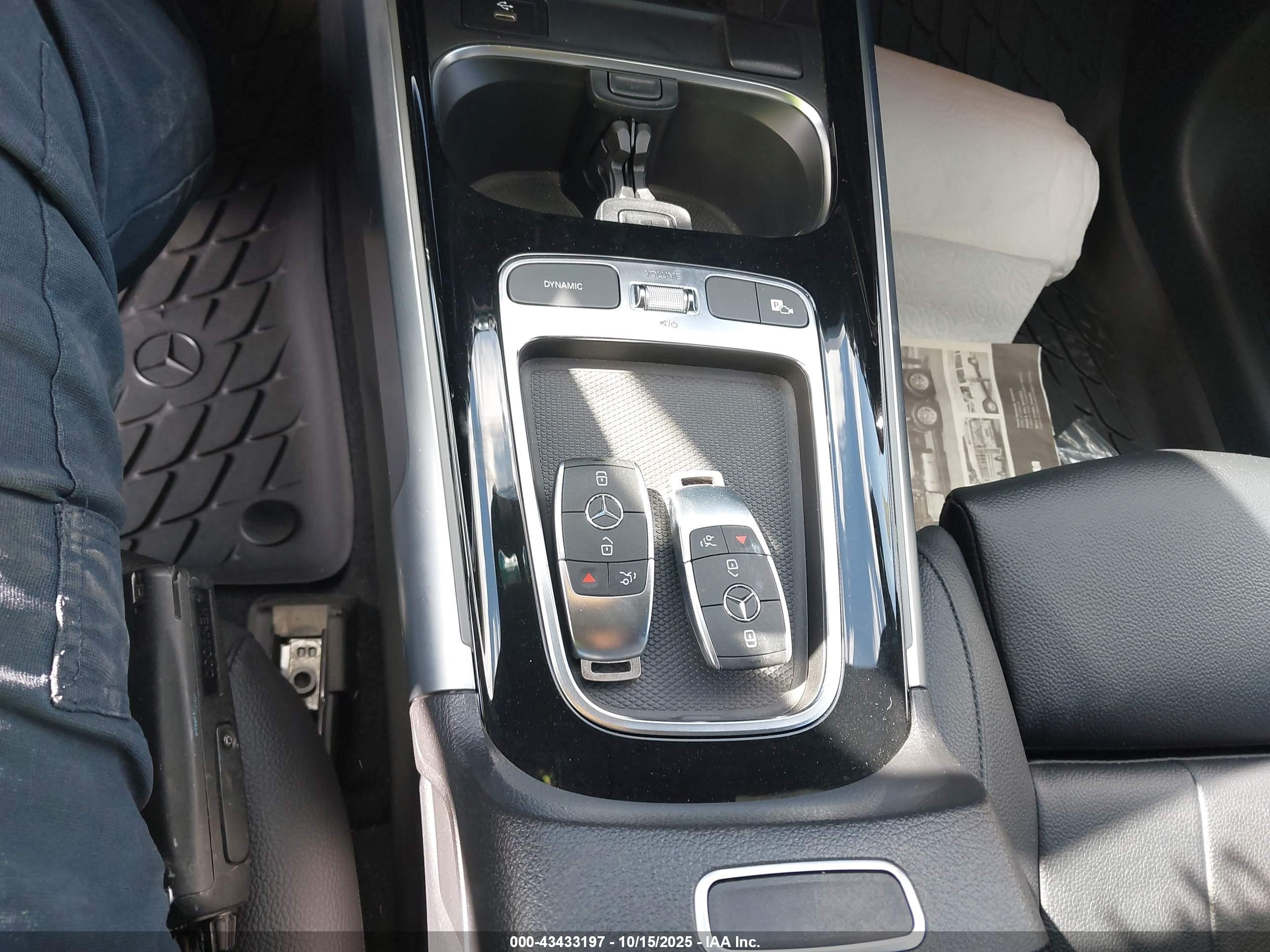 MERCEDES-BENZ GLB image 11