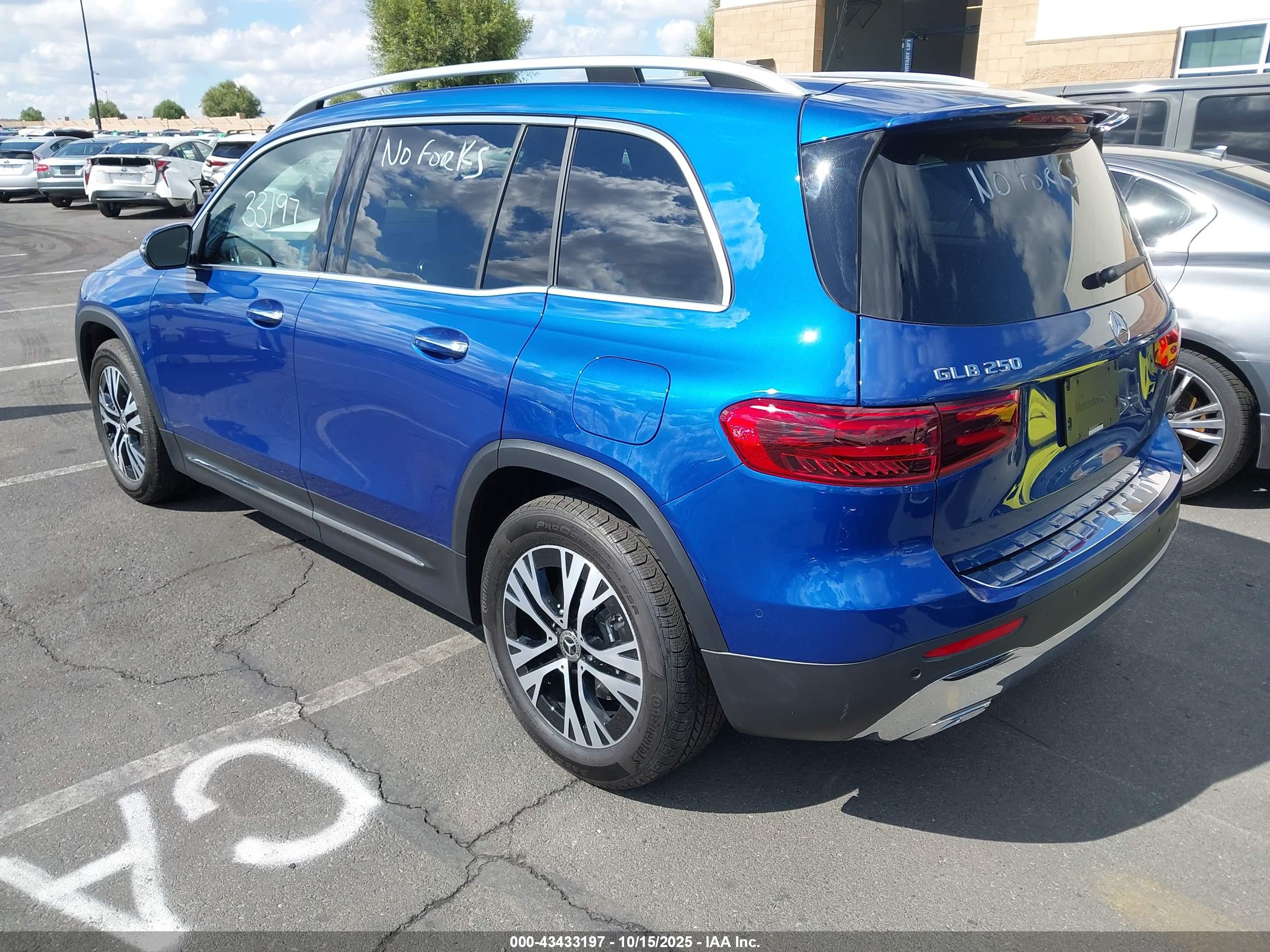 MERCEDES-BENZ GLB image 3
