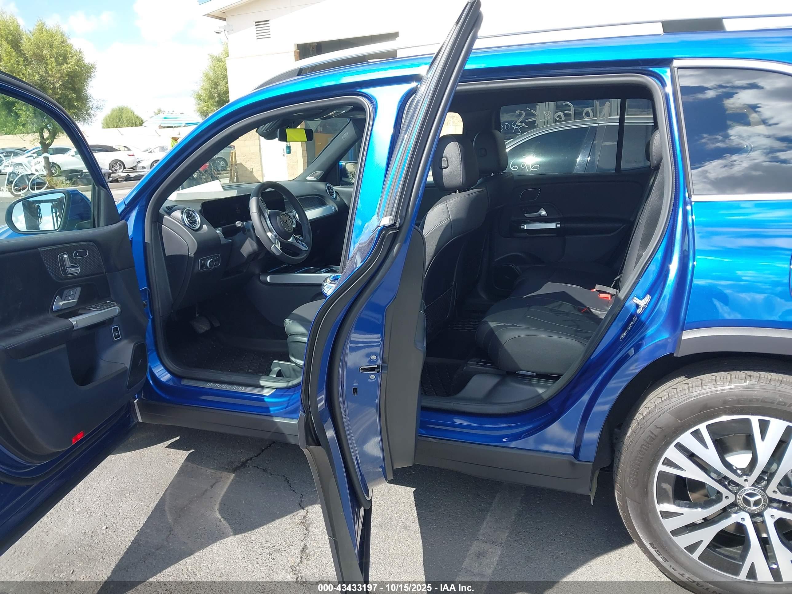 MERCEDES-BENZ GLB image 8