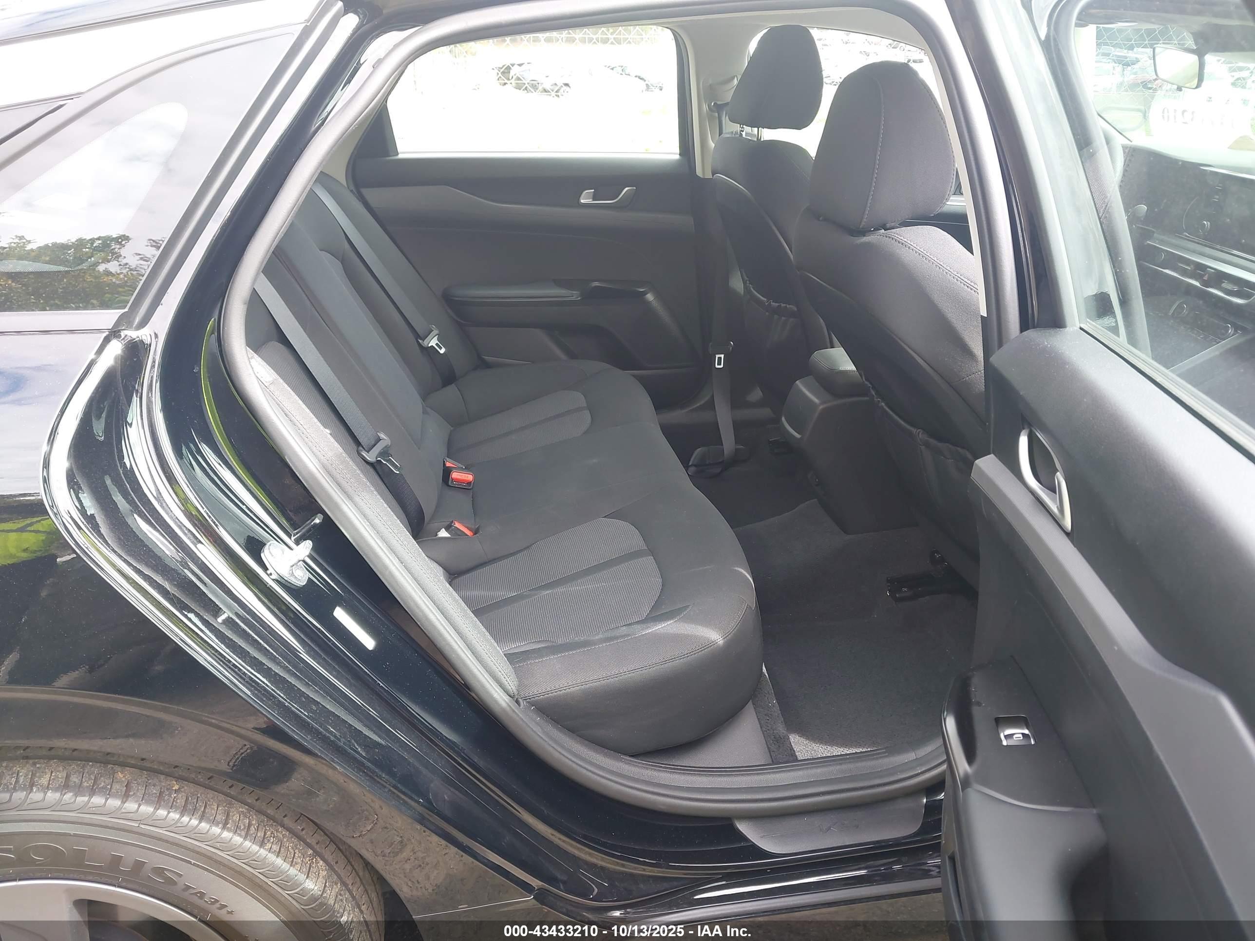 KIA K5 image 8