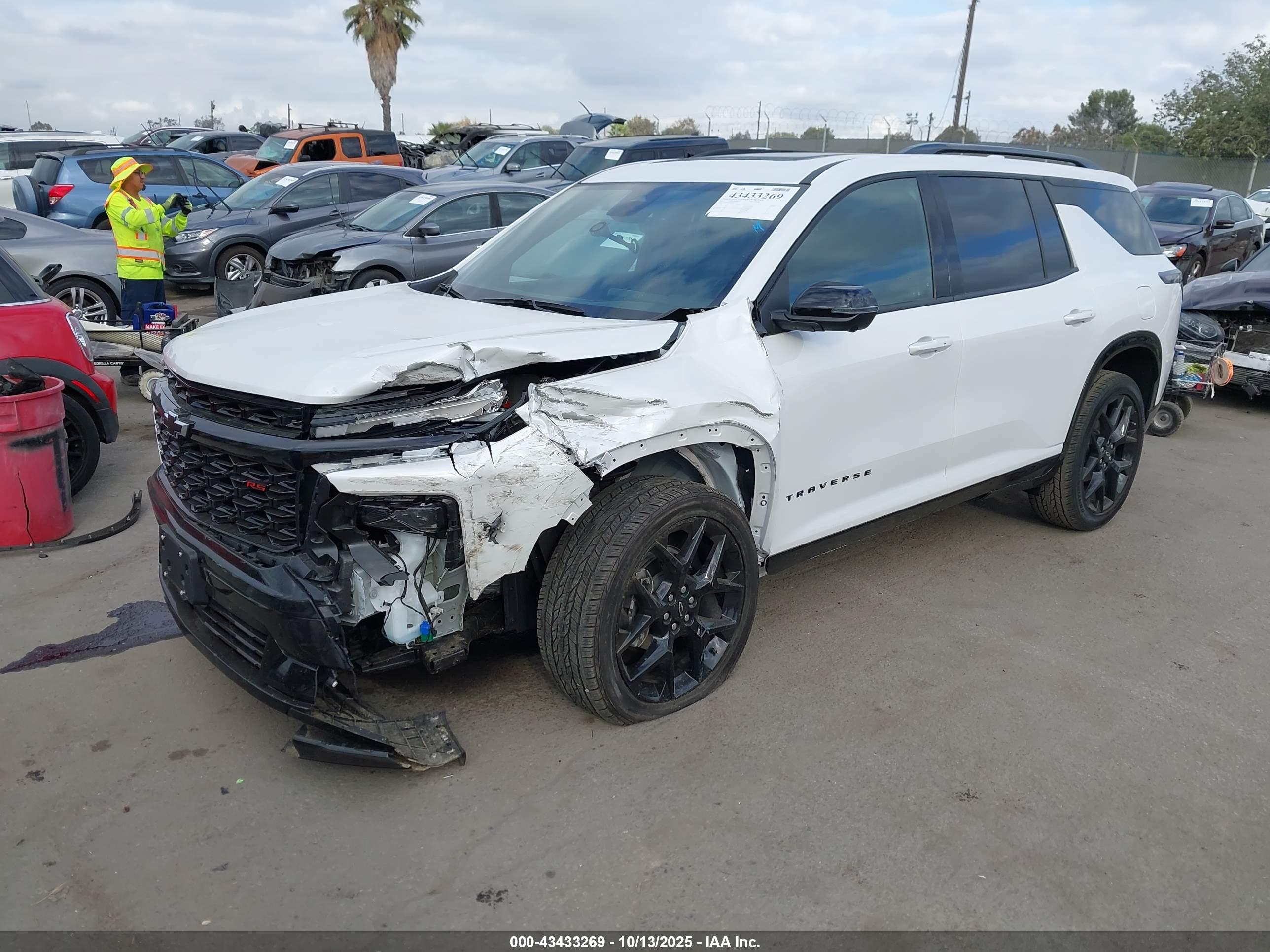 CHEVROLET TRAVERSE image 2