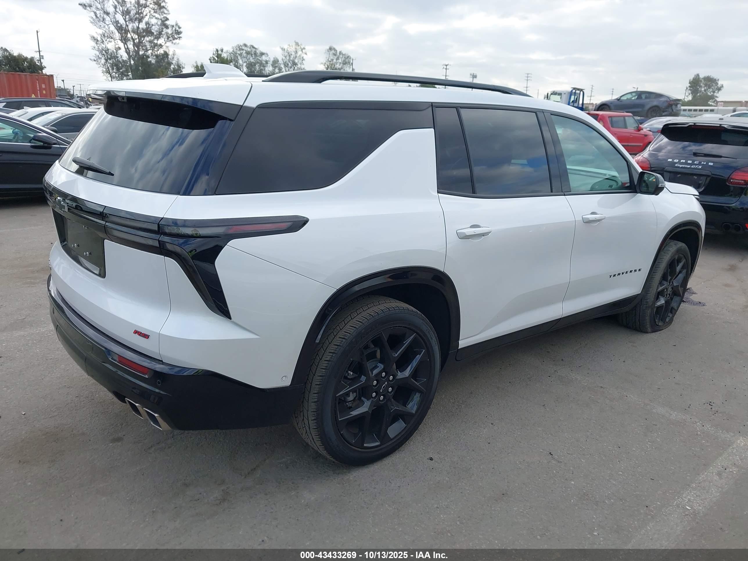 CHEVROLET TRAVERSE image 4