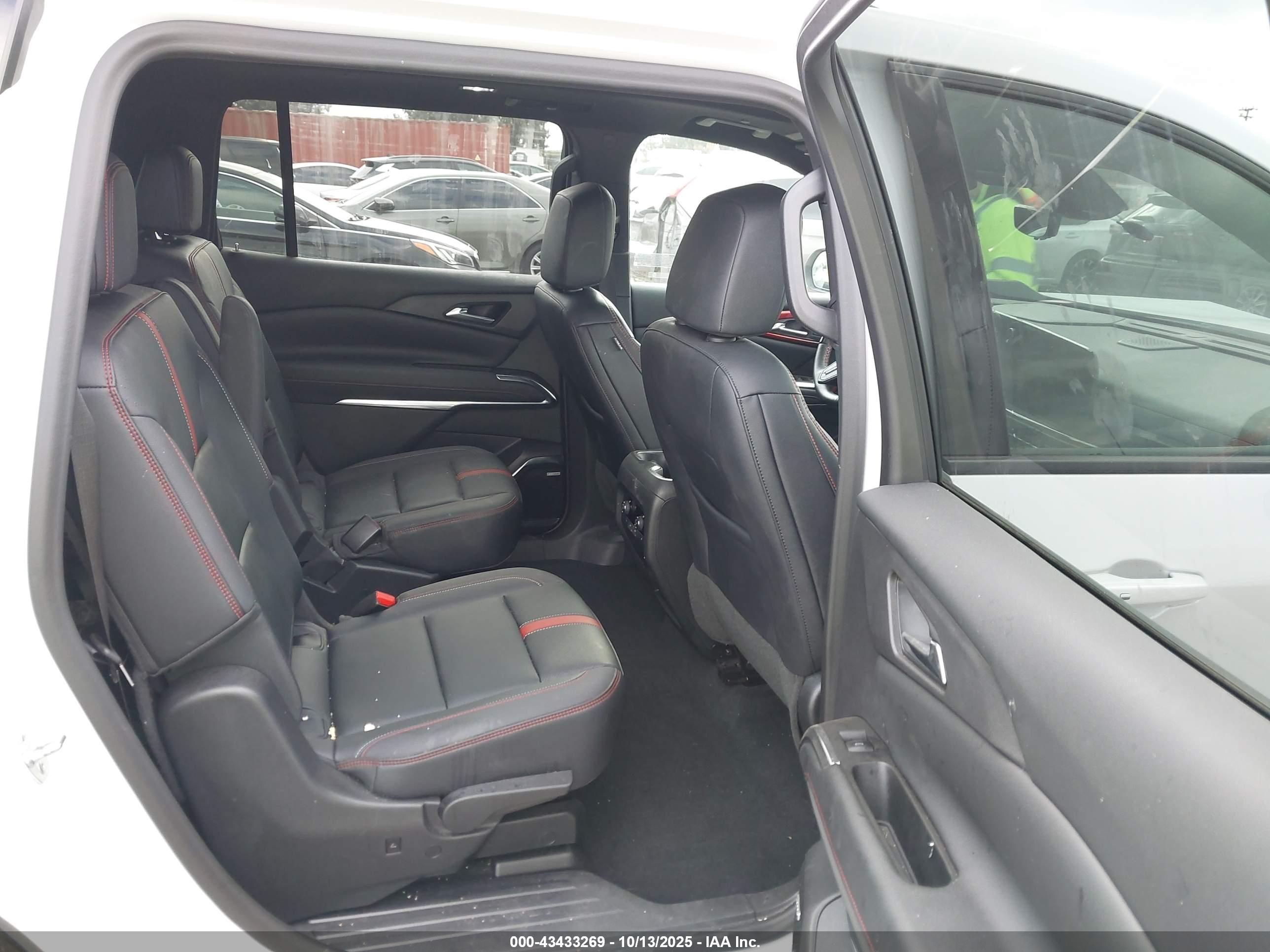 CHEVROLET TRAVERSE image 8