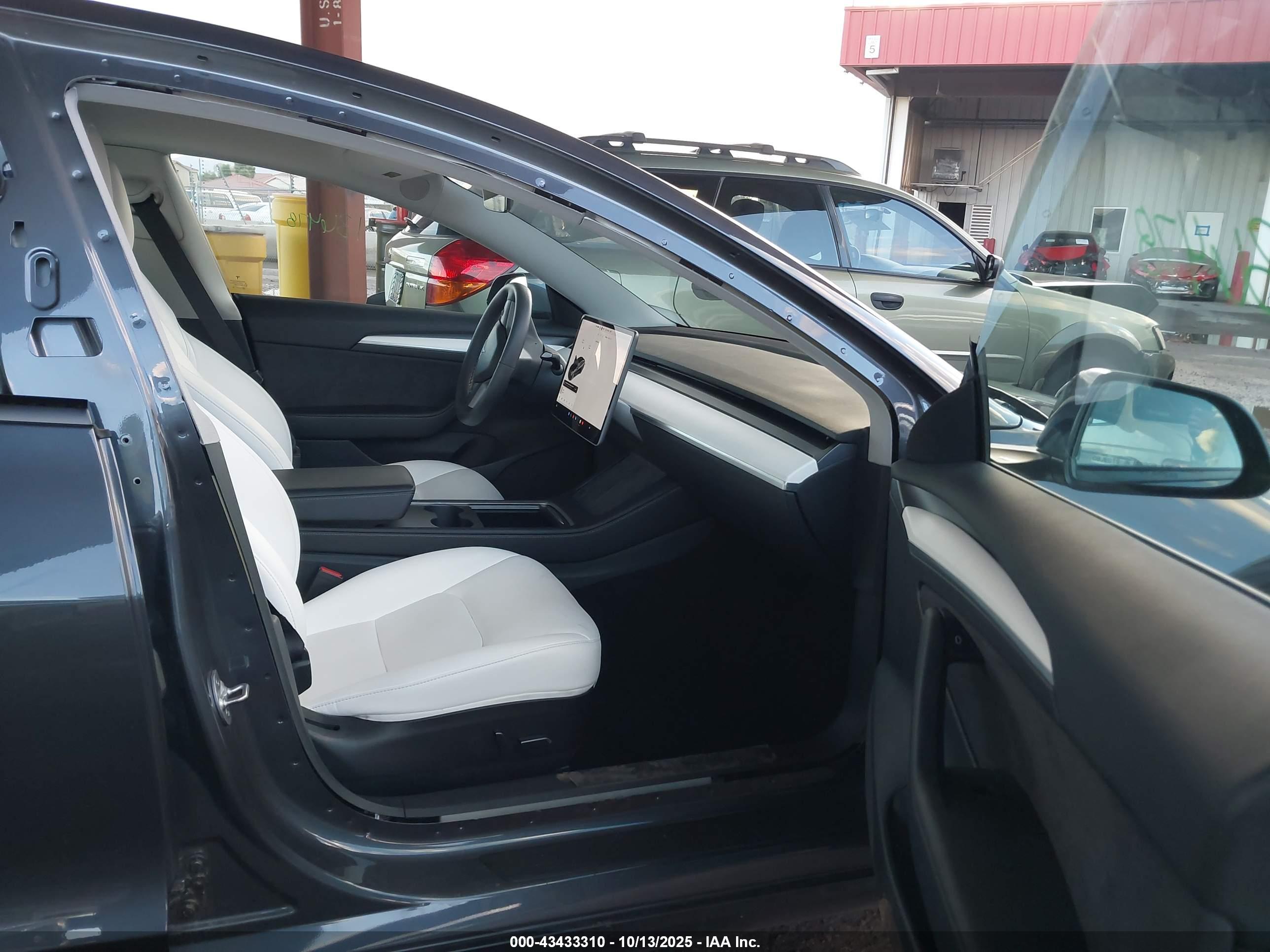 TESLA MODEL image 5