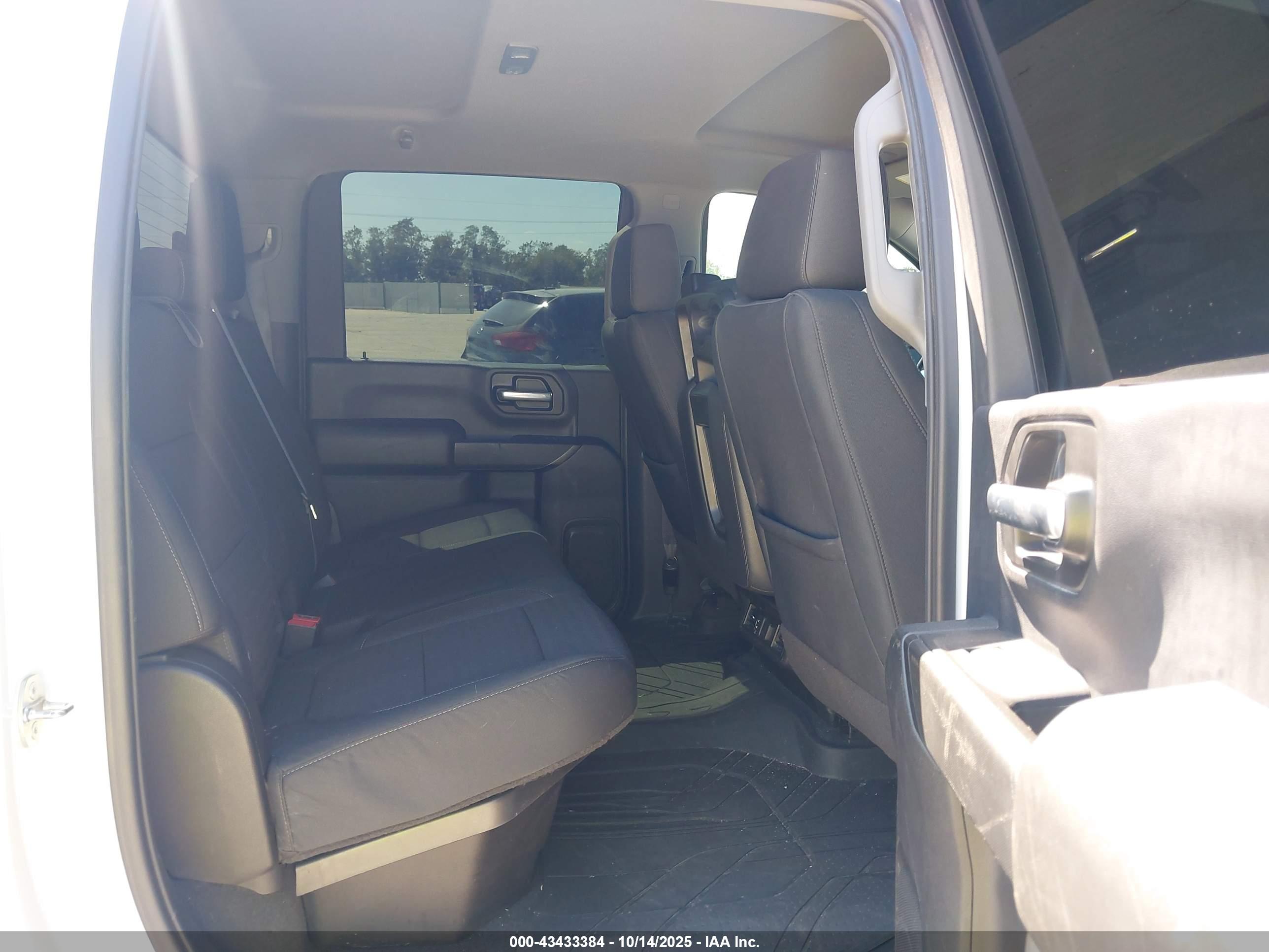 CHEVROLET SILVERADO image 8