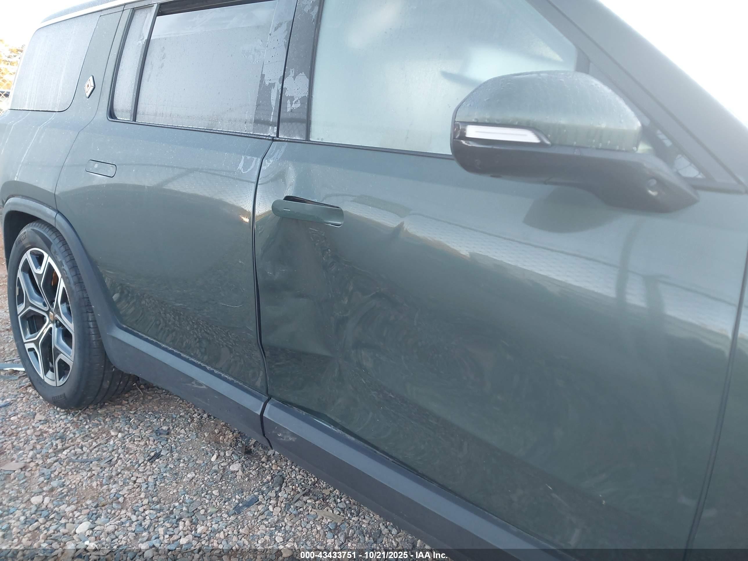 RIVIAN R1S image 6