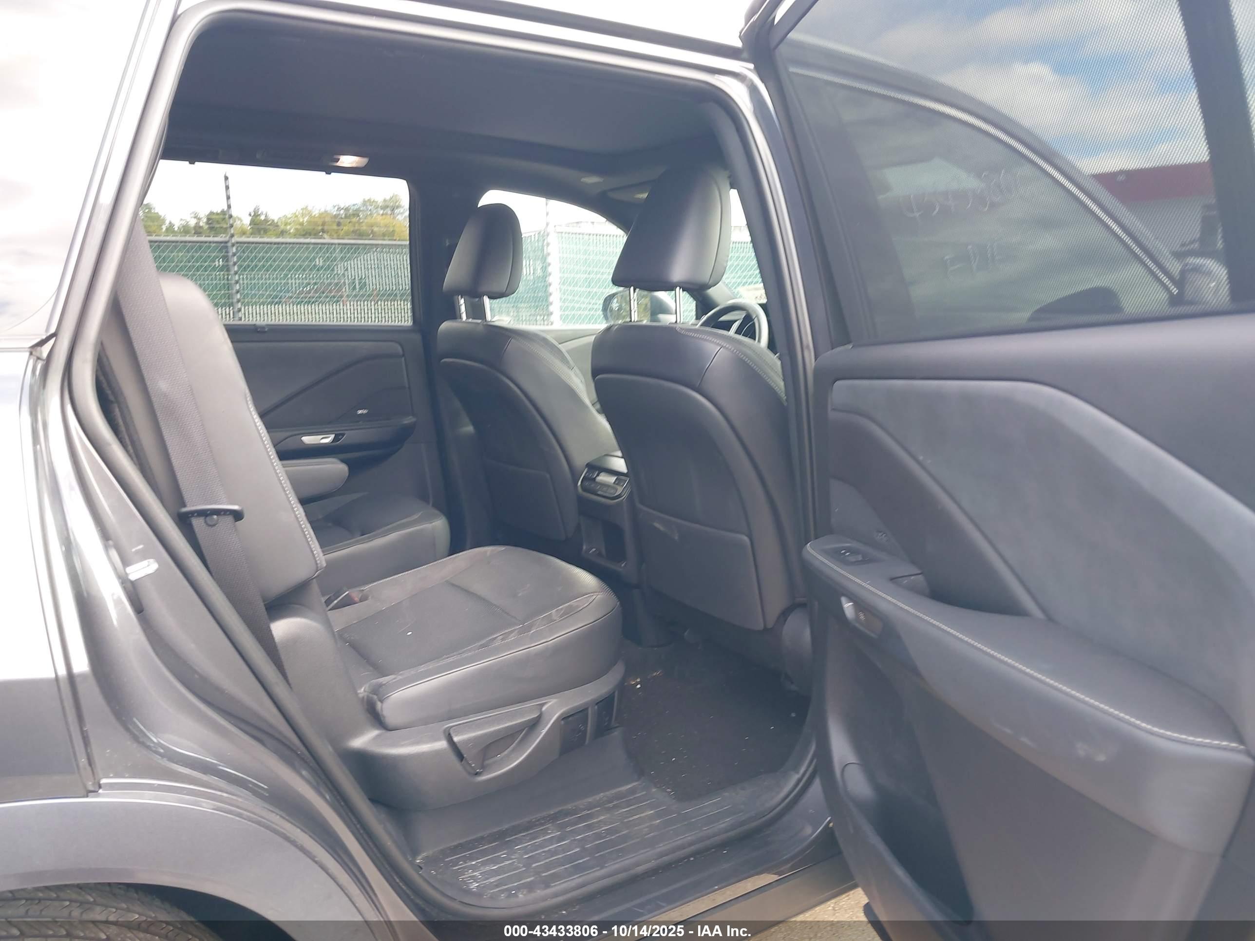 LEXUS TX image 8
