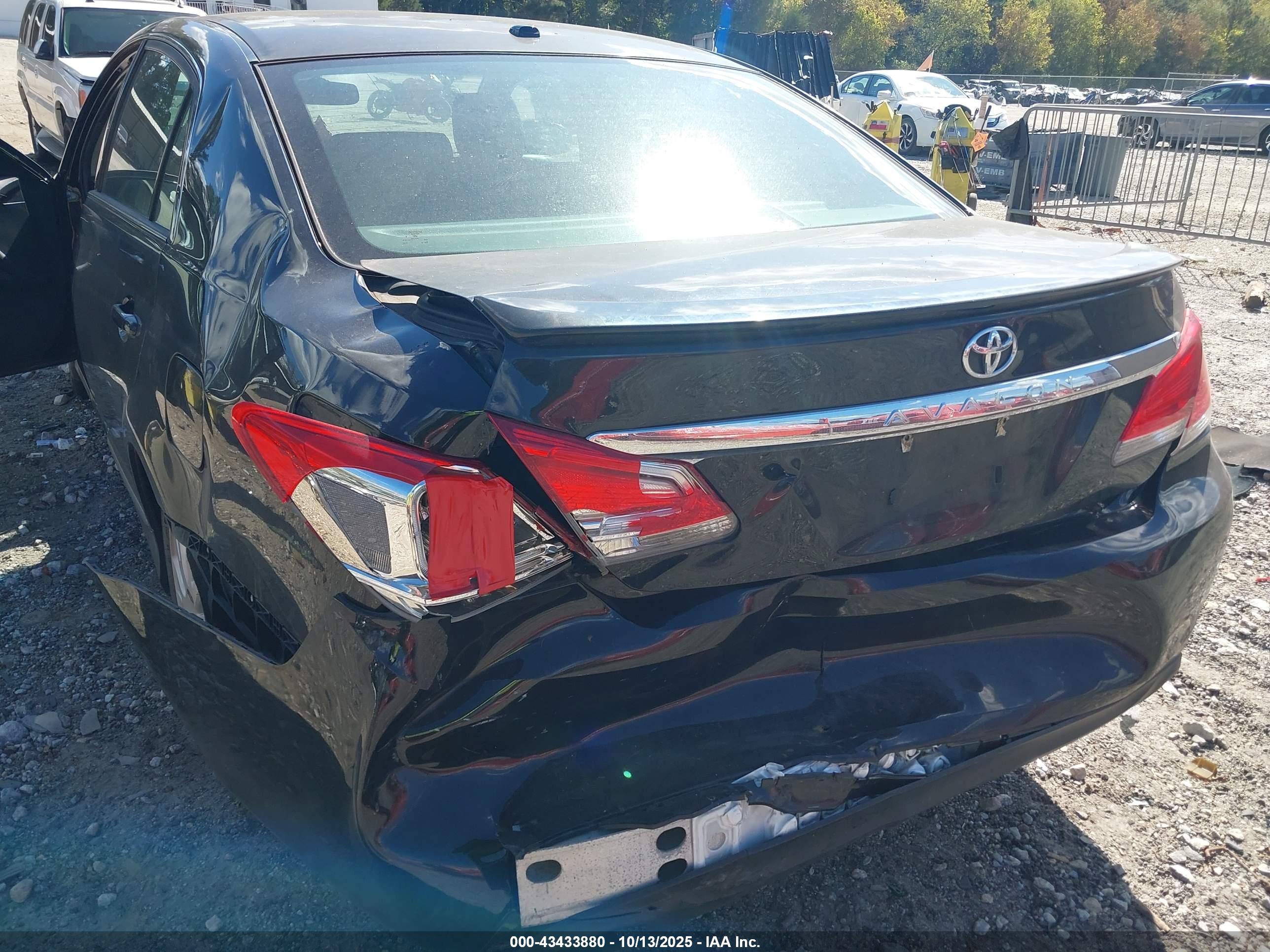 TOYOTA AVALON image 6