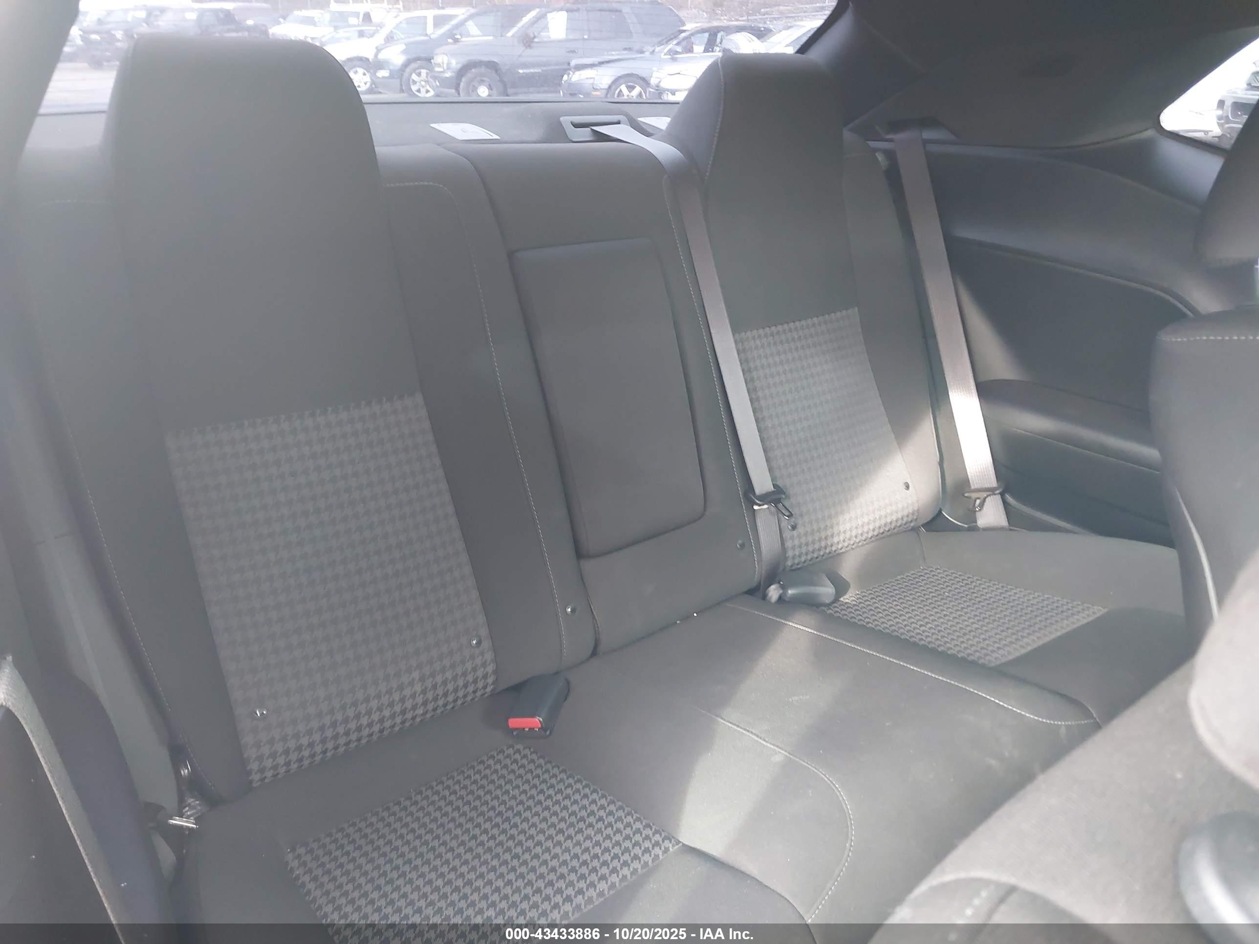 DODGE CHALLENGER image 8