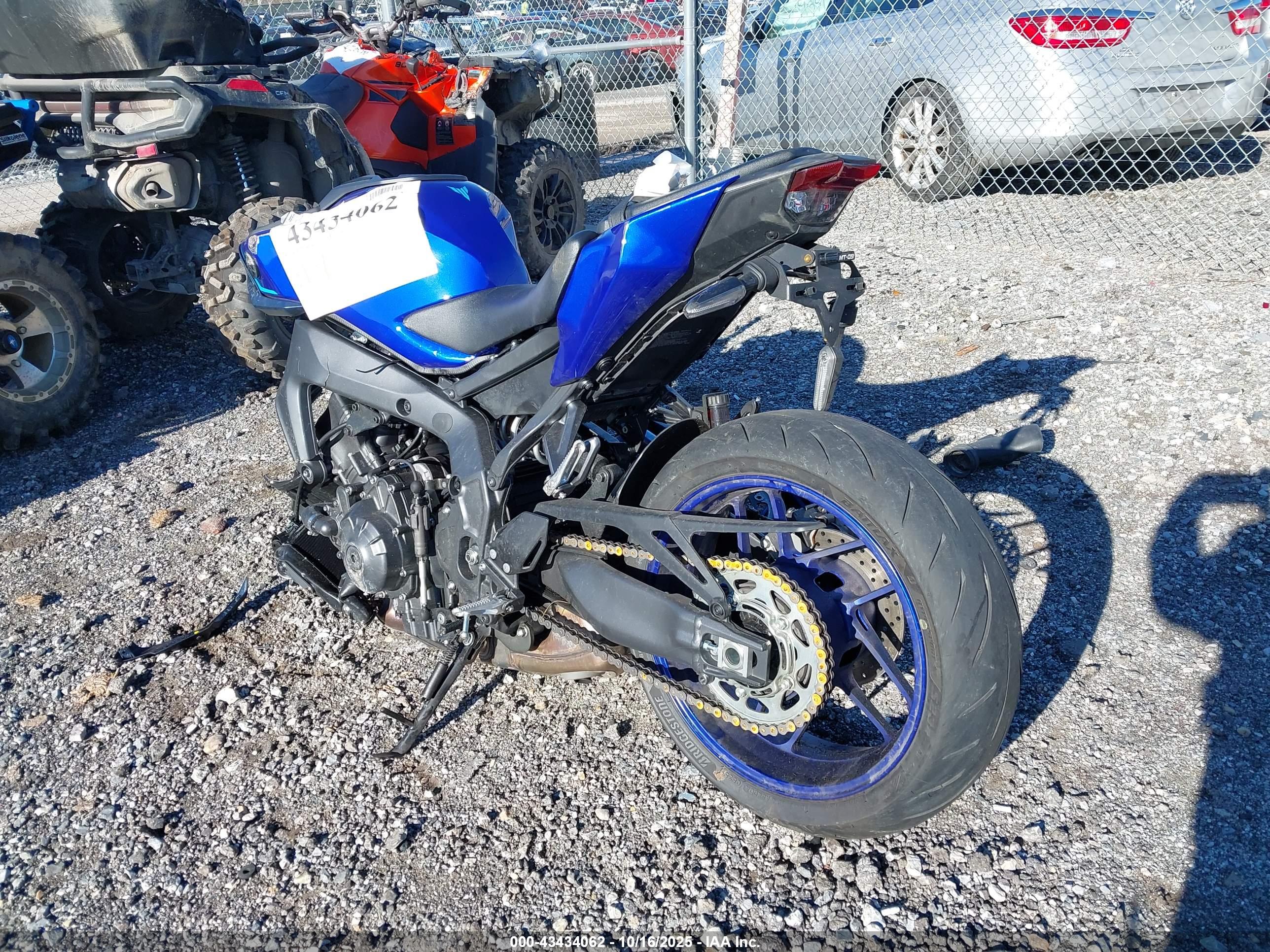 YAMAHA MT09 image 3