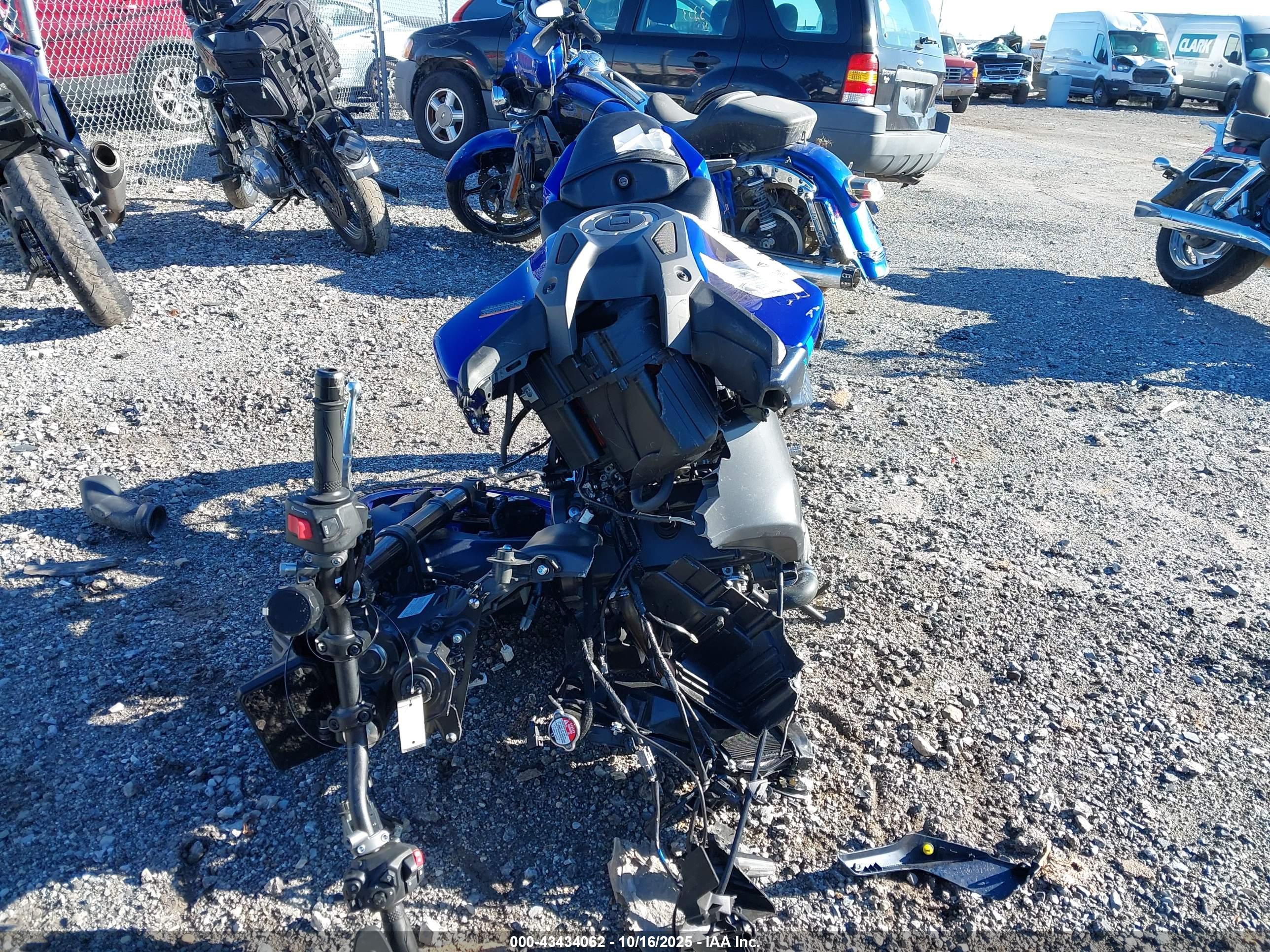 YAMAHA MT09 image 5