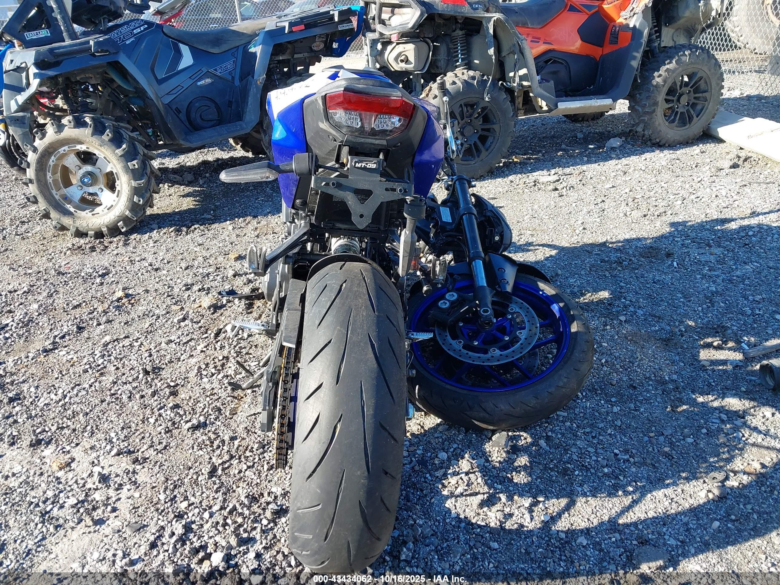 YAMAHA MT09 image 6