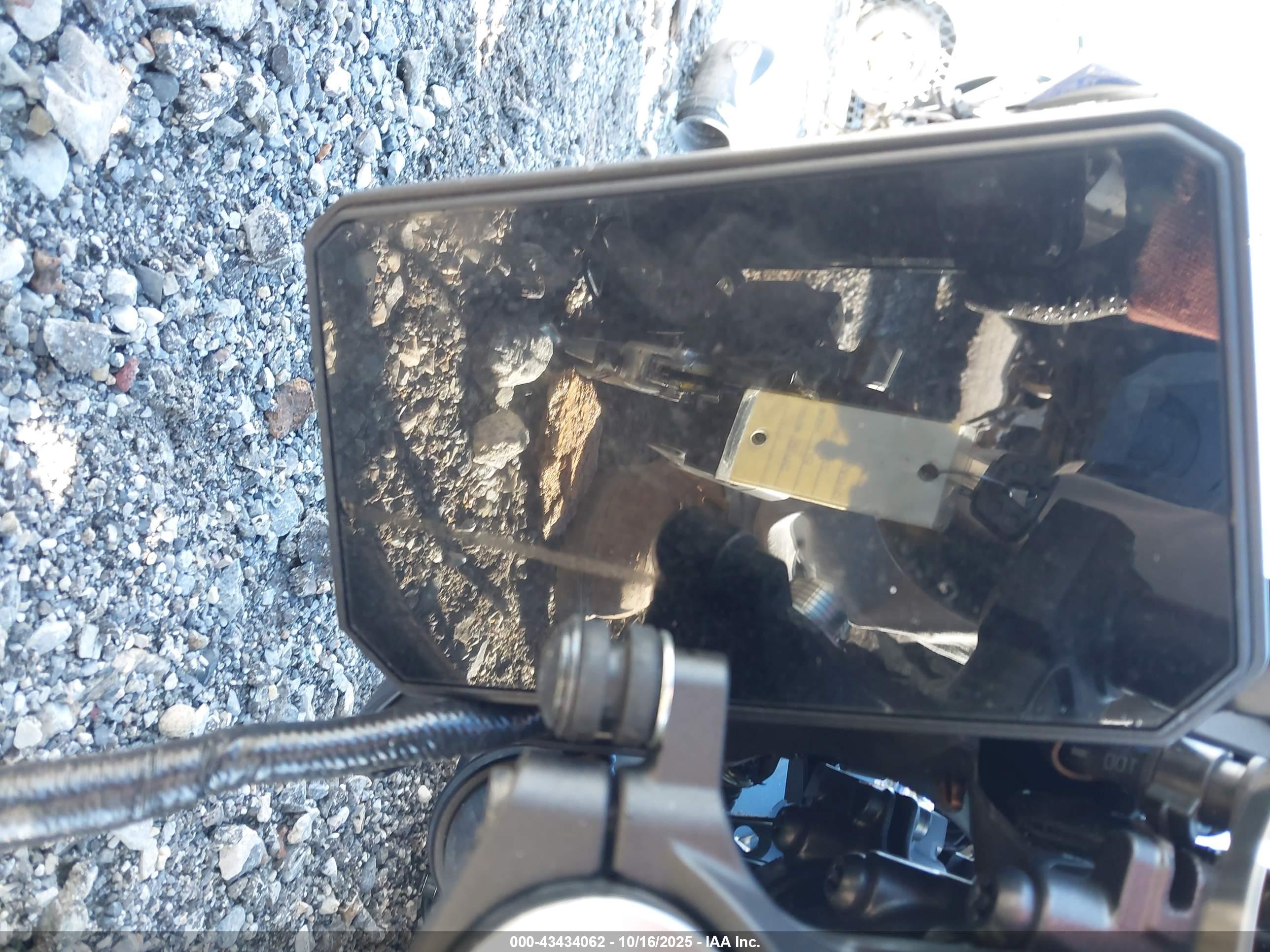 YAMAHA MT09 image 7