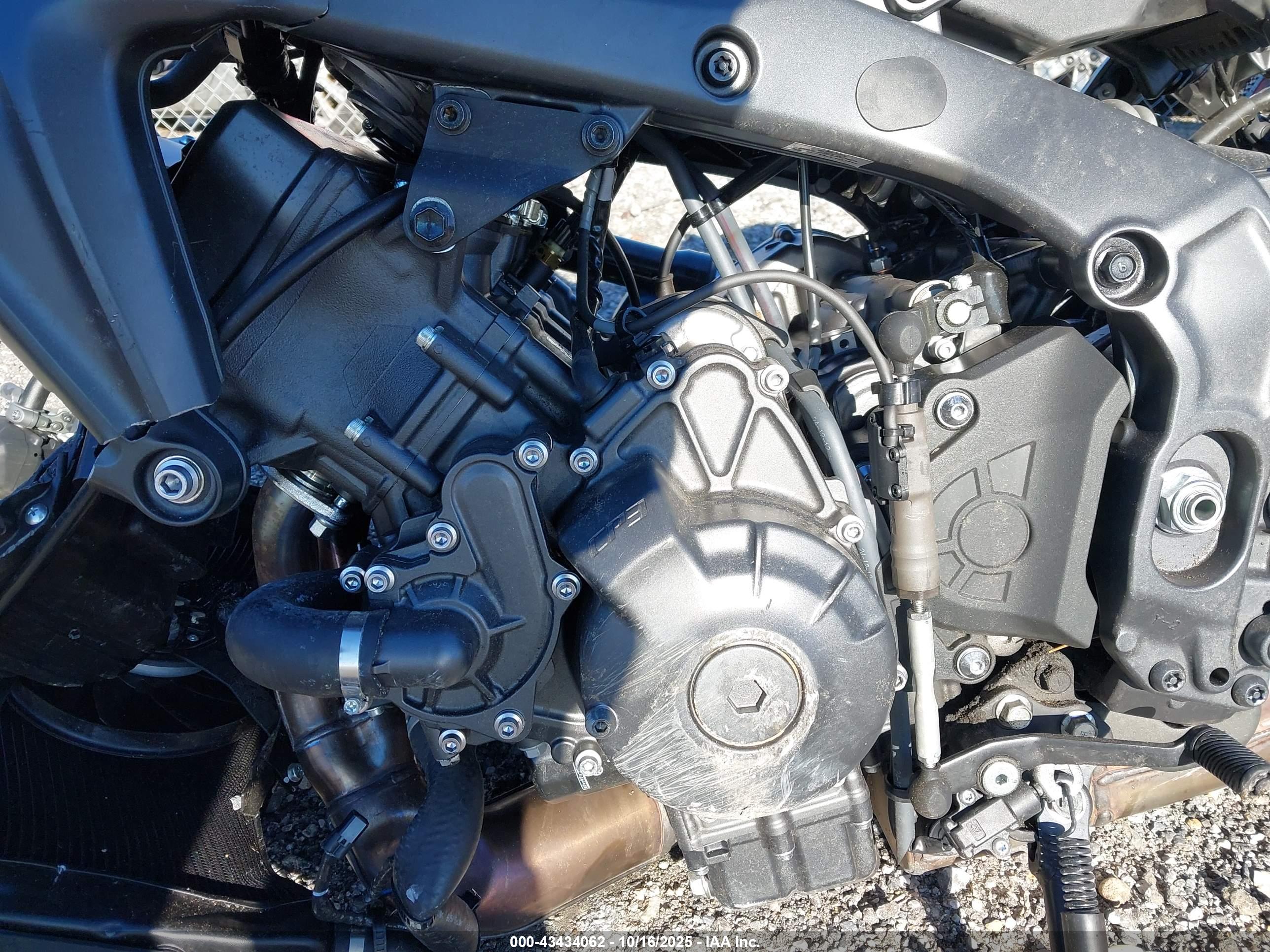 YAMAHA MT09 image 9