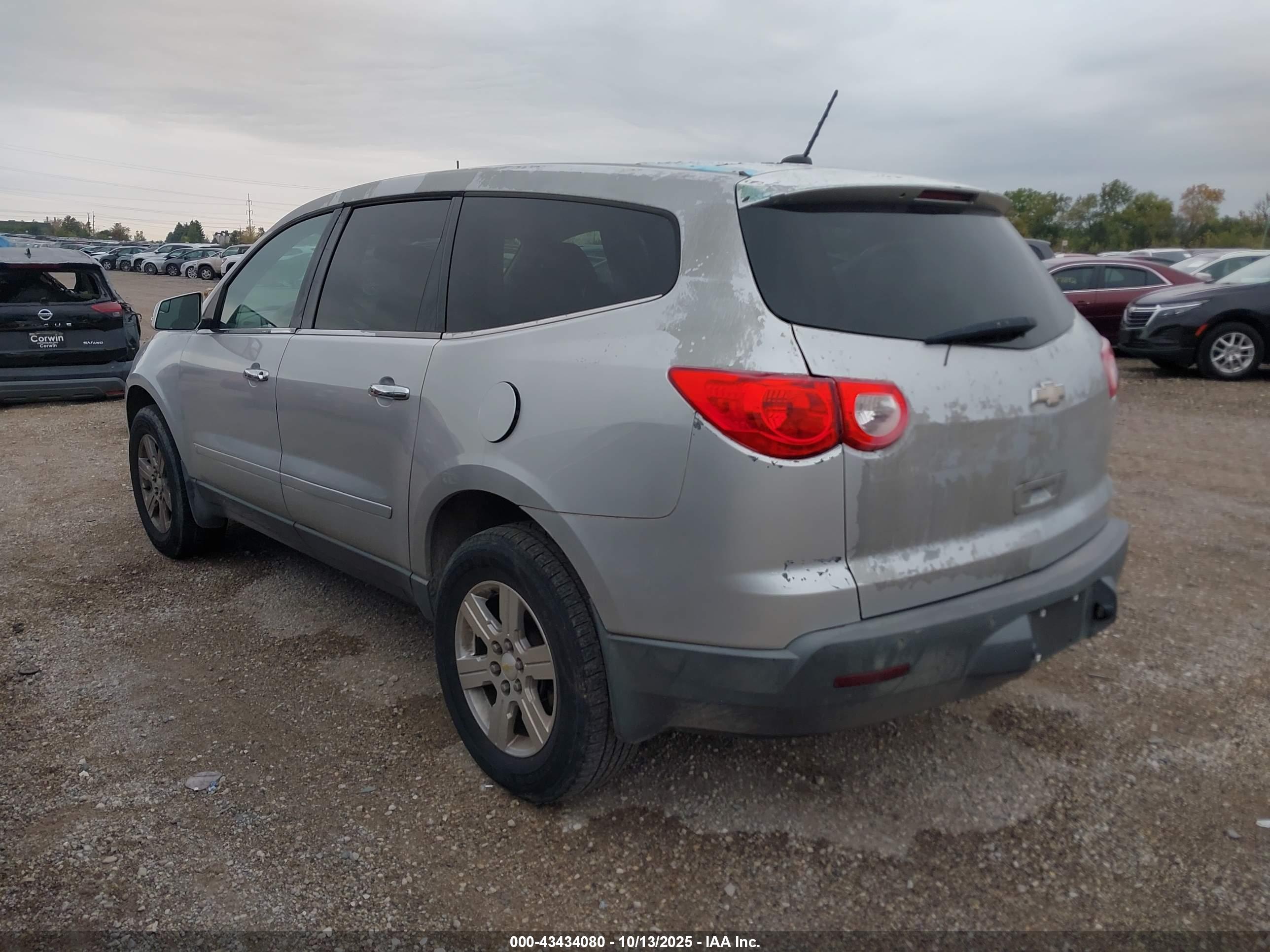 CHEVROLET TRAVERSE image 3