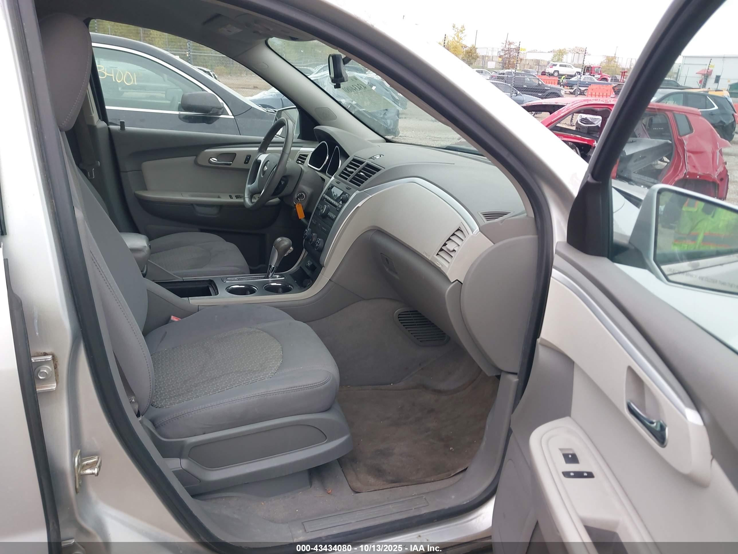 CHEVROLET TRAVERSE image 5