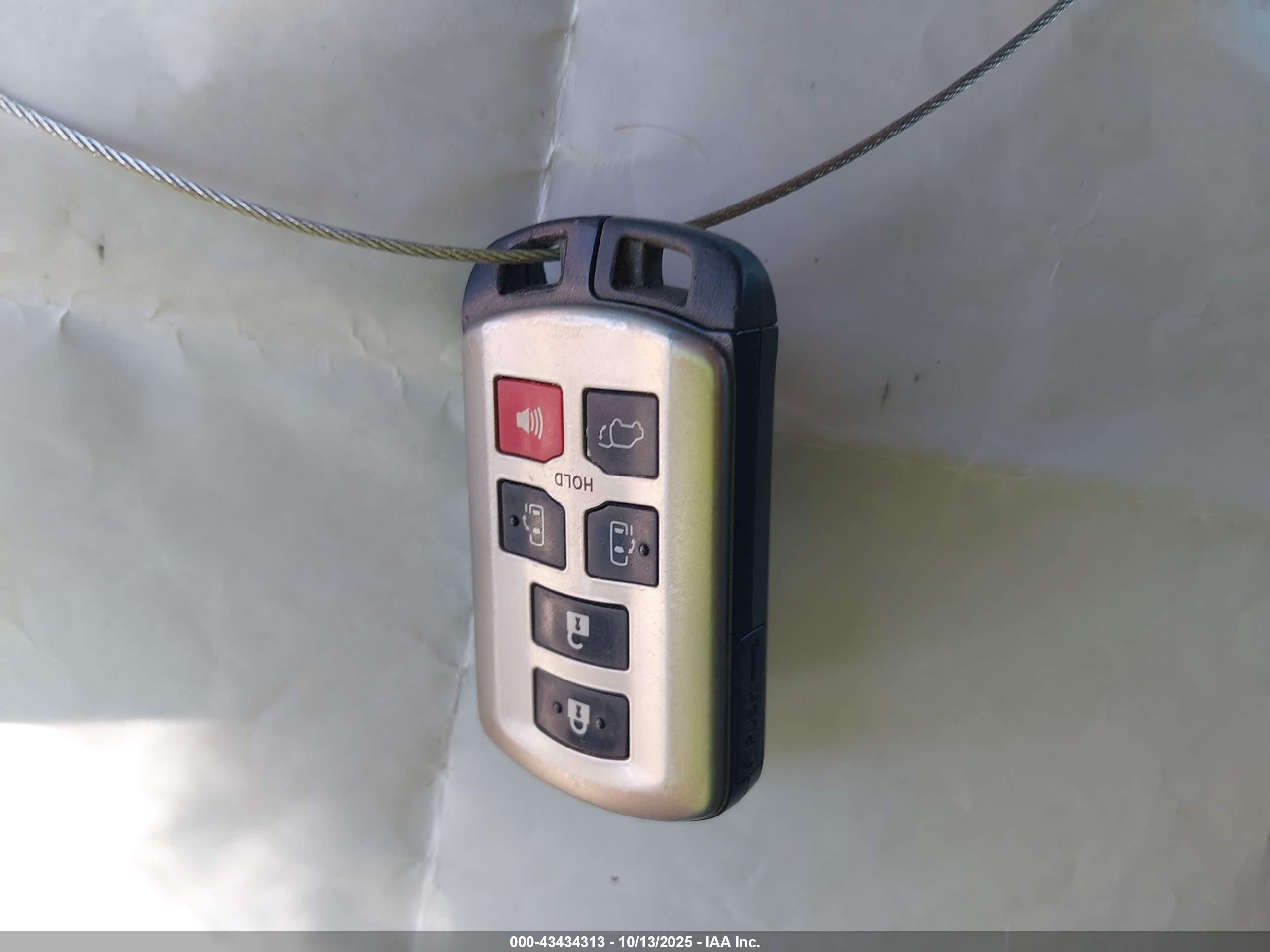 TOYOTA SIENNA image 11