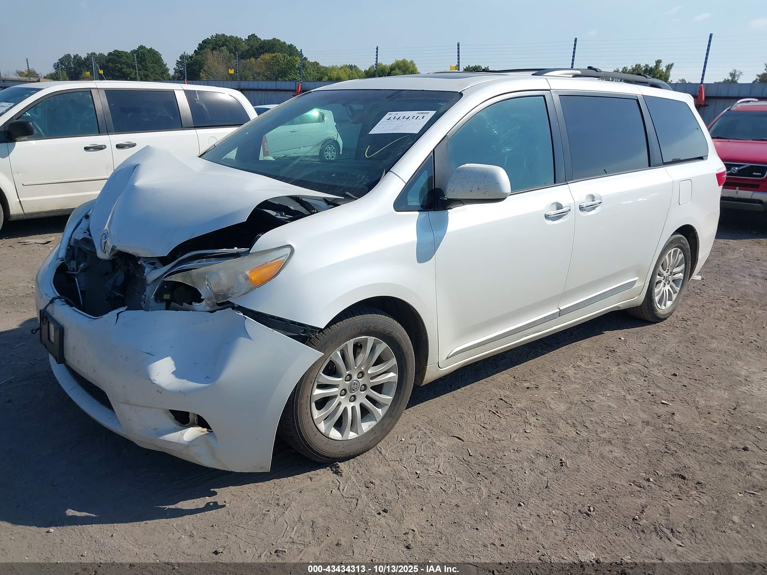 TOYOTA SIENNA image 2