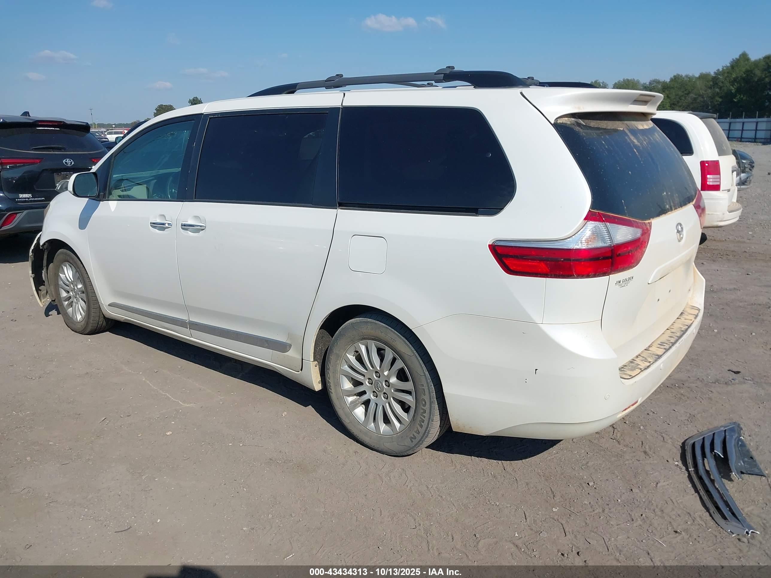 TOYOTA SIENNA image 3