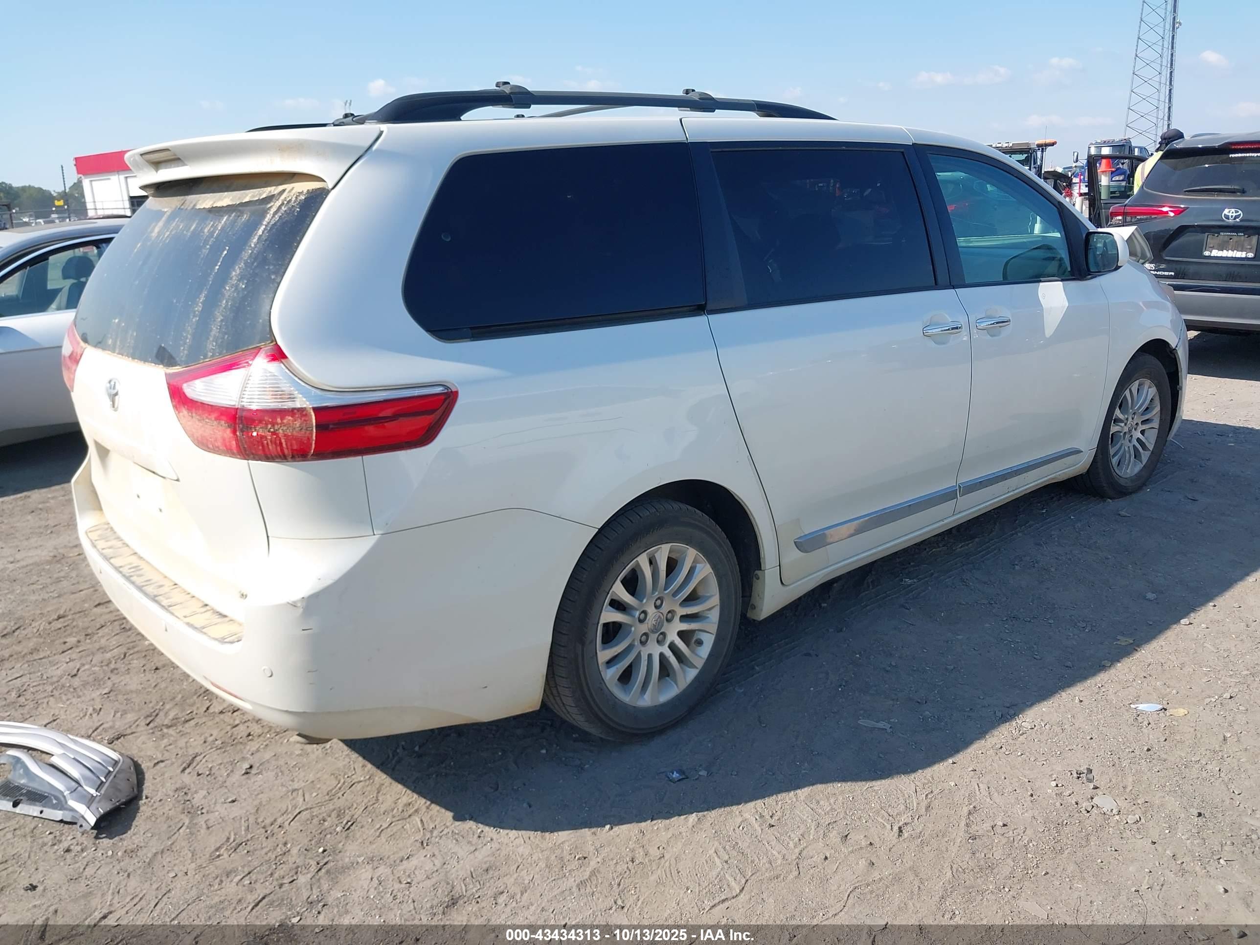 TOYOTA SIENNA image 4