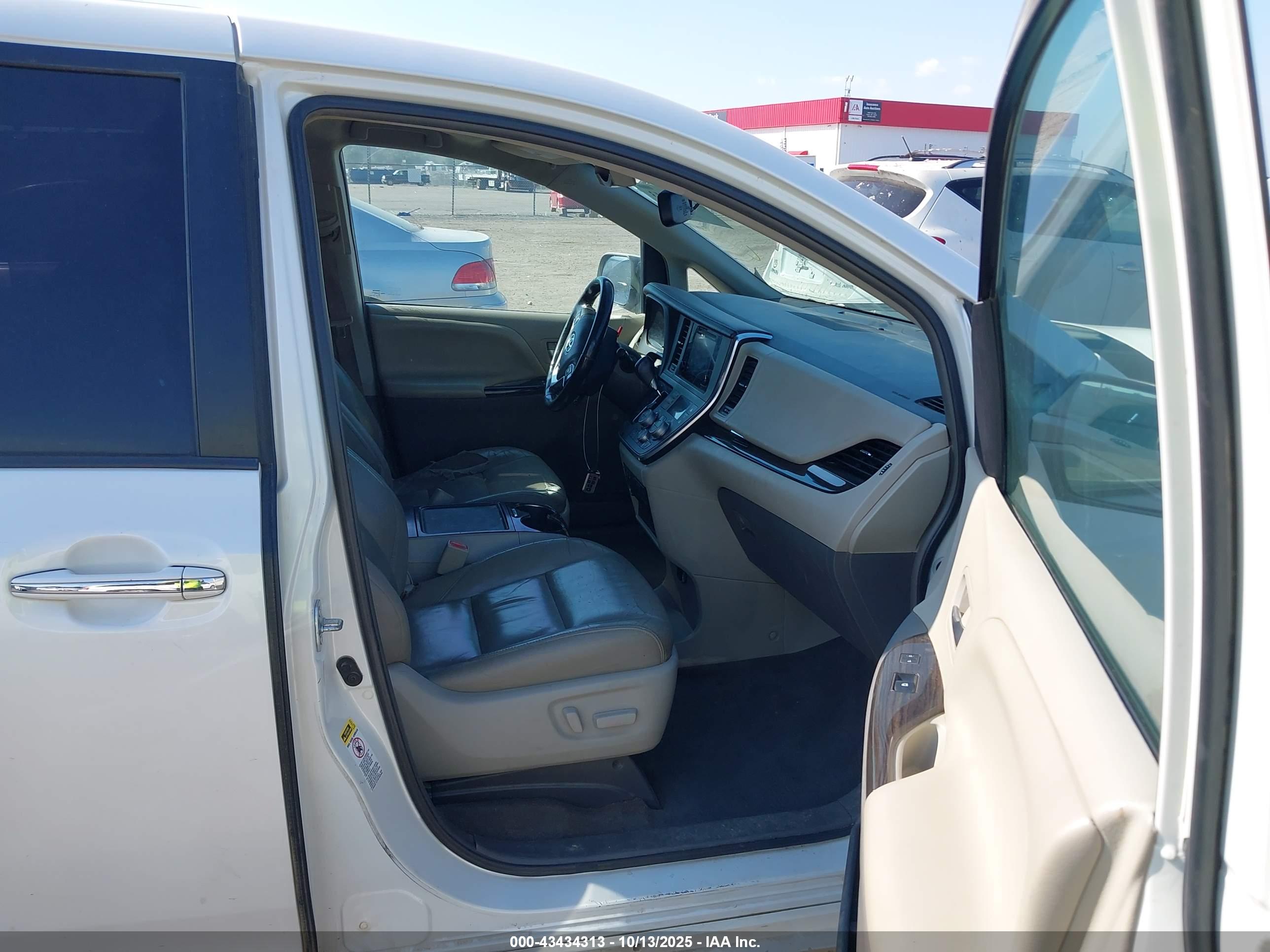TOYOTA SIENNA image 5