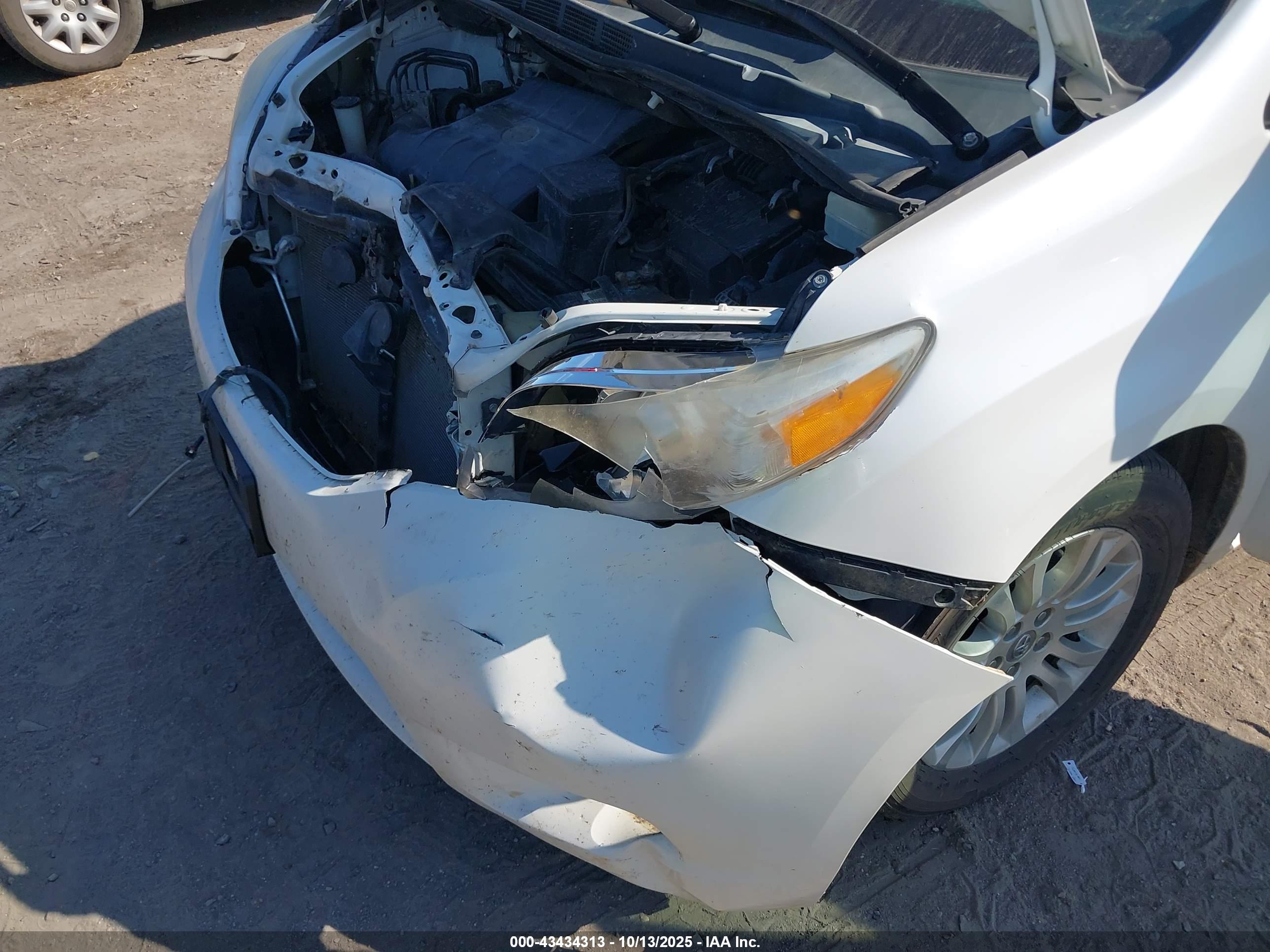 TOYOTA SIENNA image 6