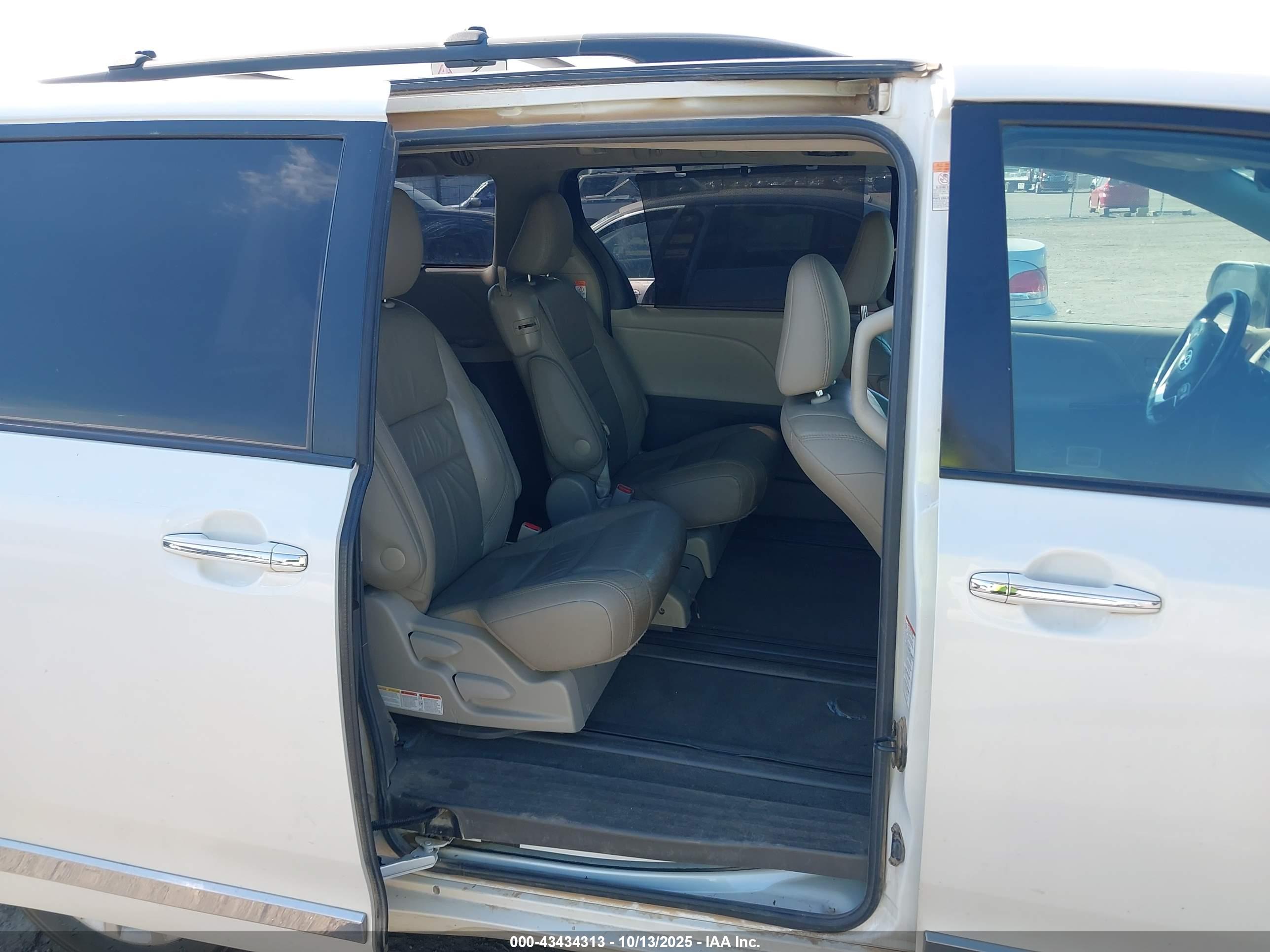 TOYOTA SIENNA image 8