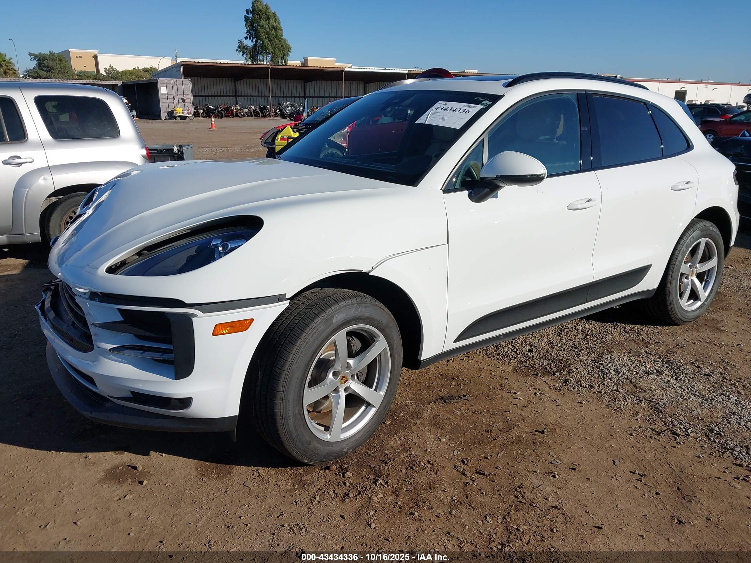PORSCHE MACAN image 2