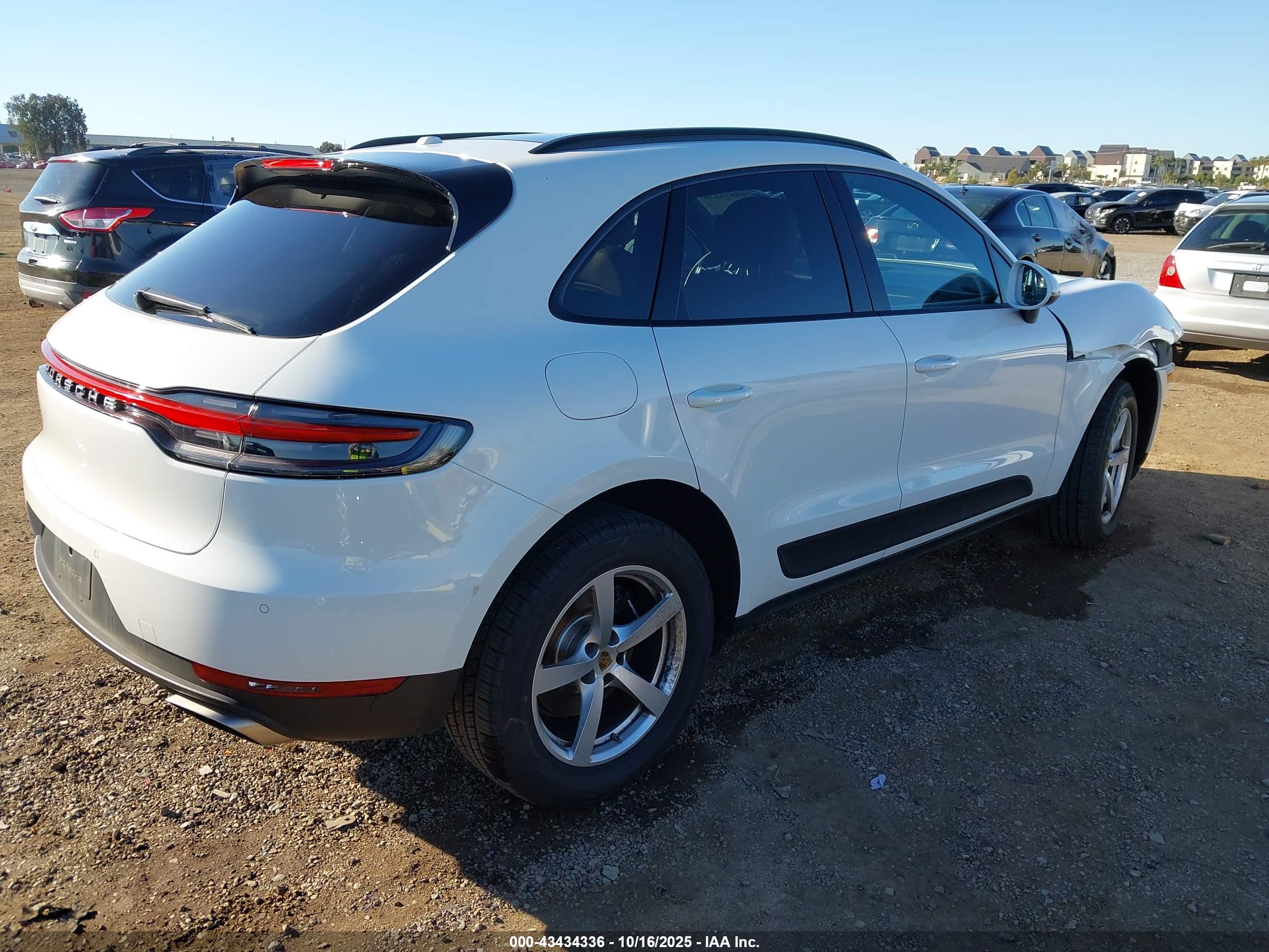 PORSCHE MACAN image 4