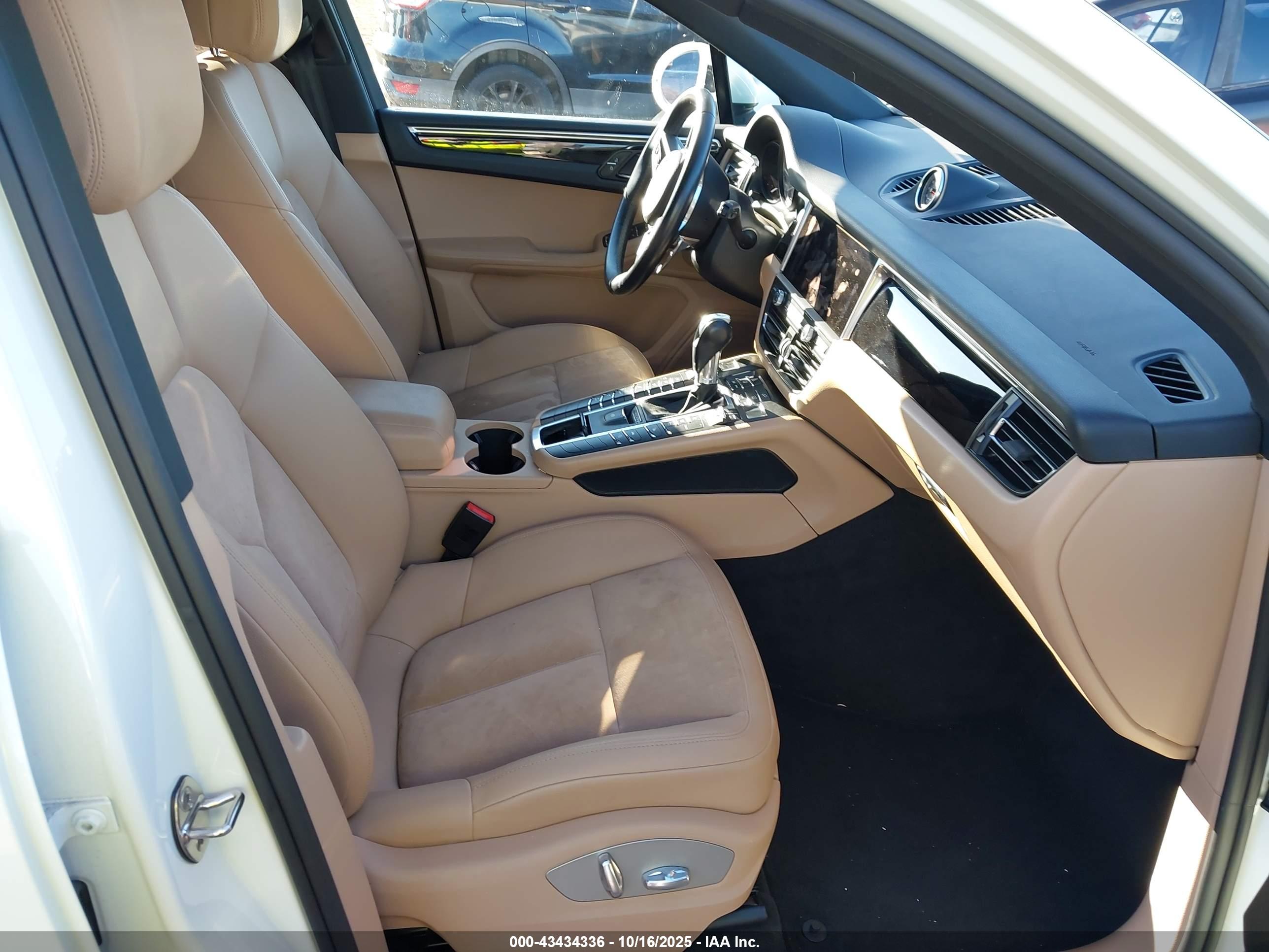 PORSCHE MACAN image 5
