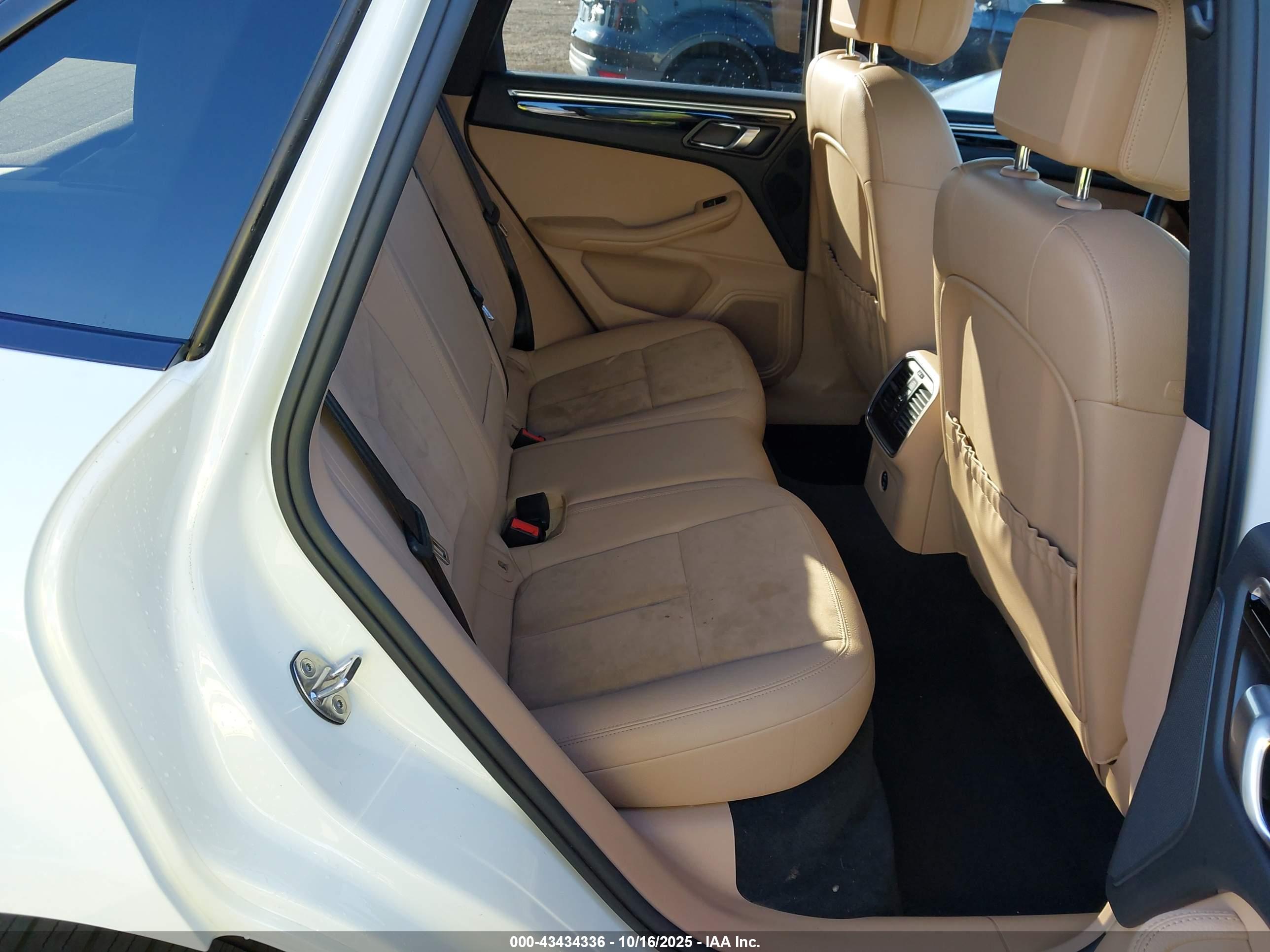 PORSCHE MACAN image 8