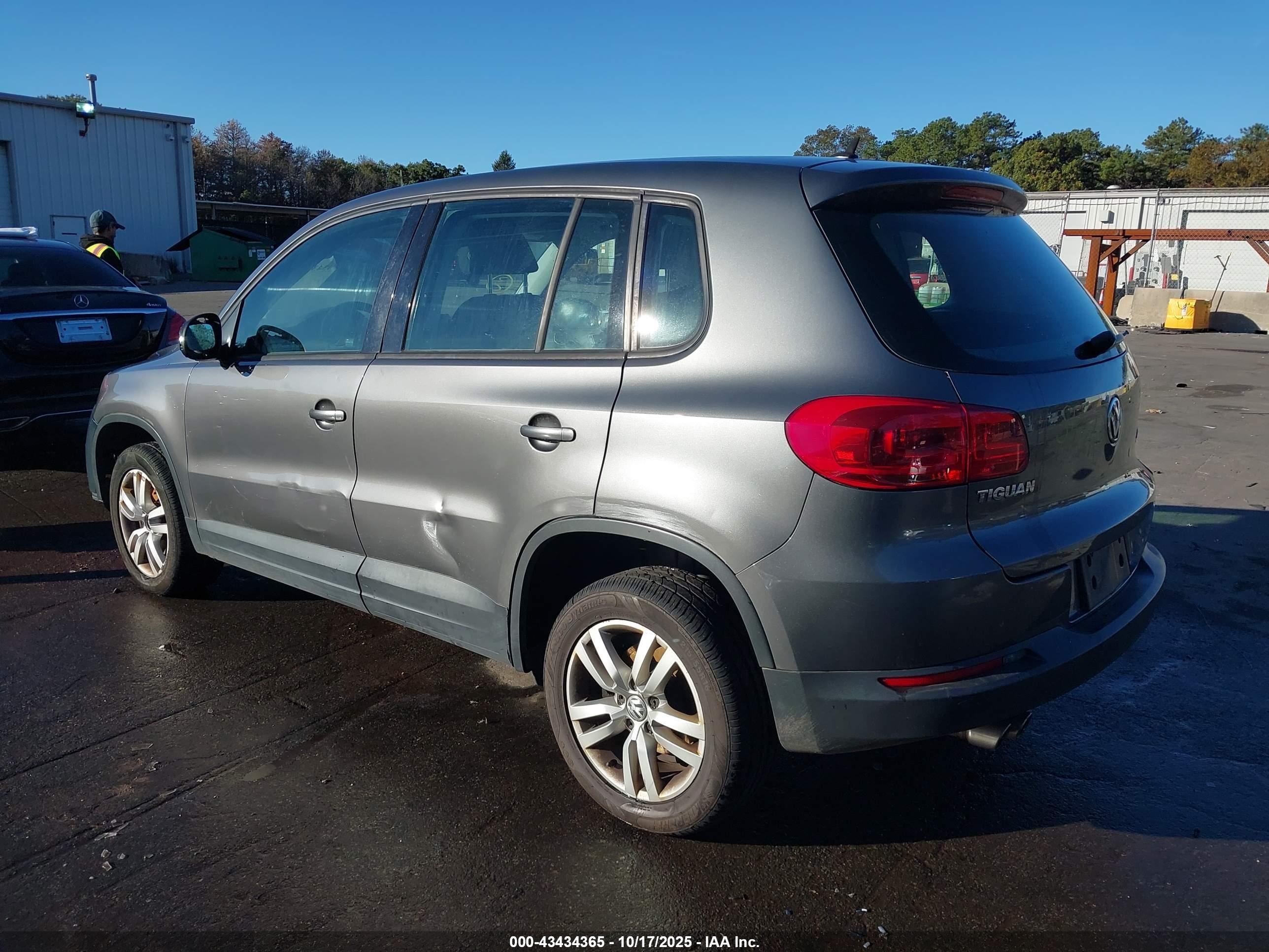 VOLKSWAGEN TIGUAN image 3