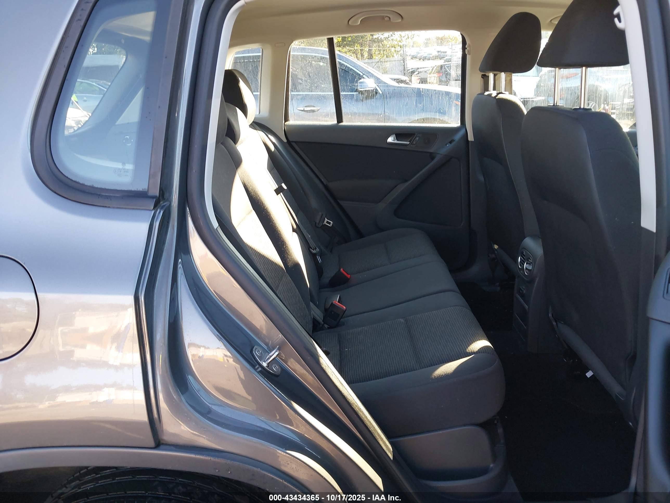 VOLKSWAGEN TIGUAN image 8