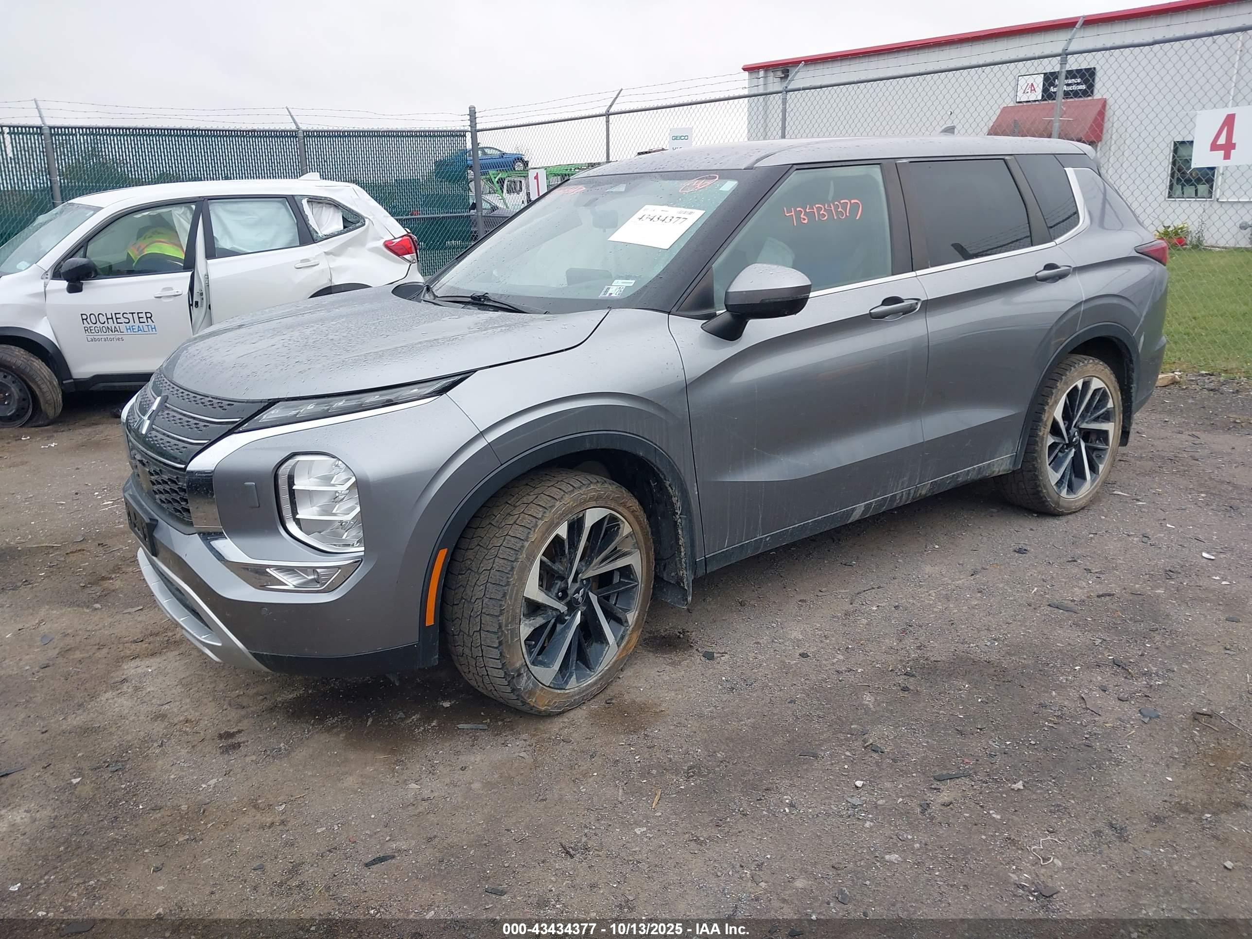 MITSUBISHI OUTLANDER image 2
