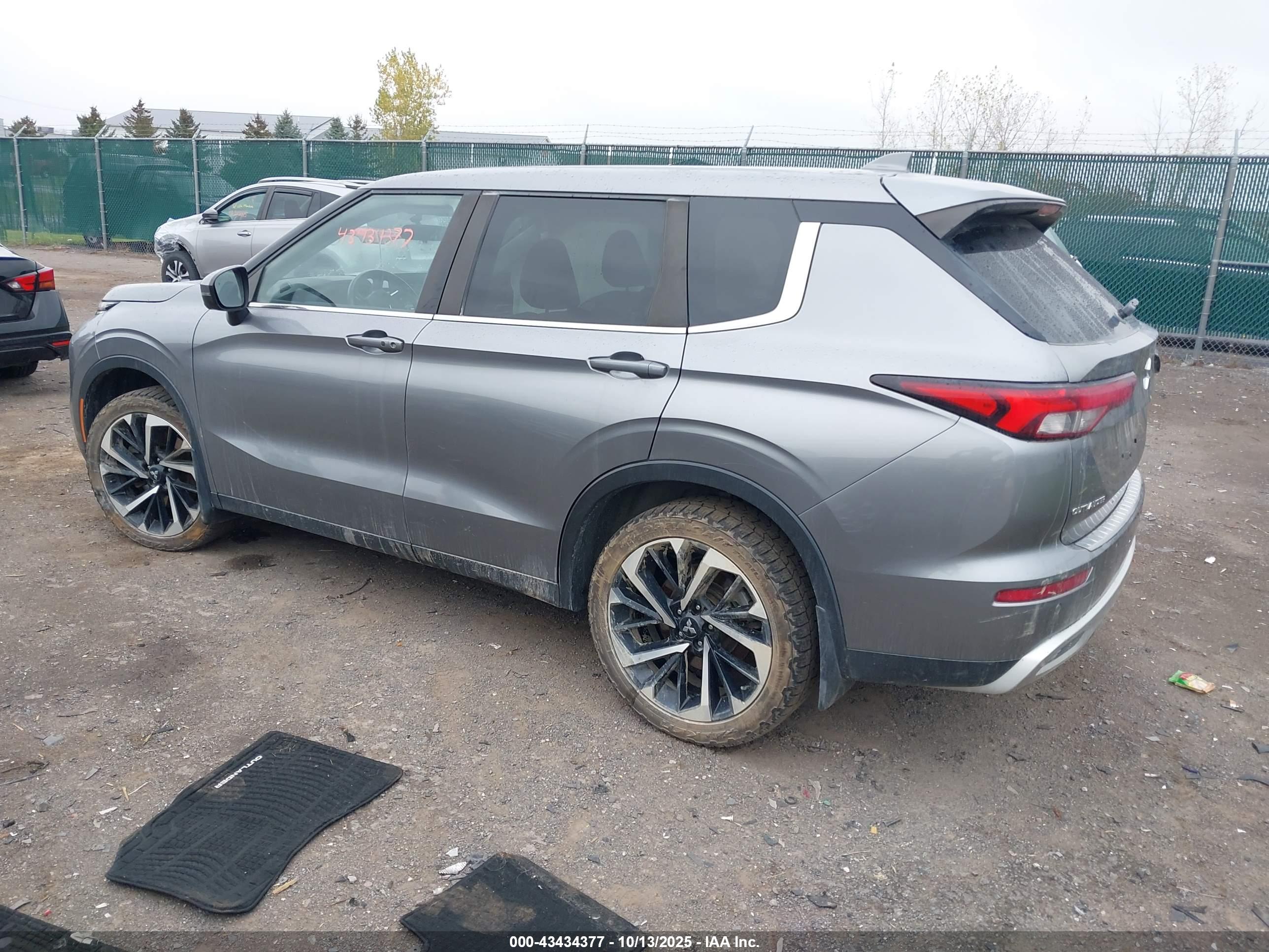 MITSUBISHI OUTLANDER image 3