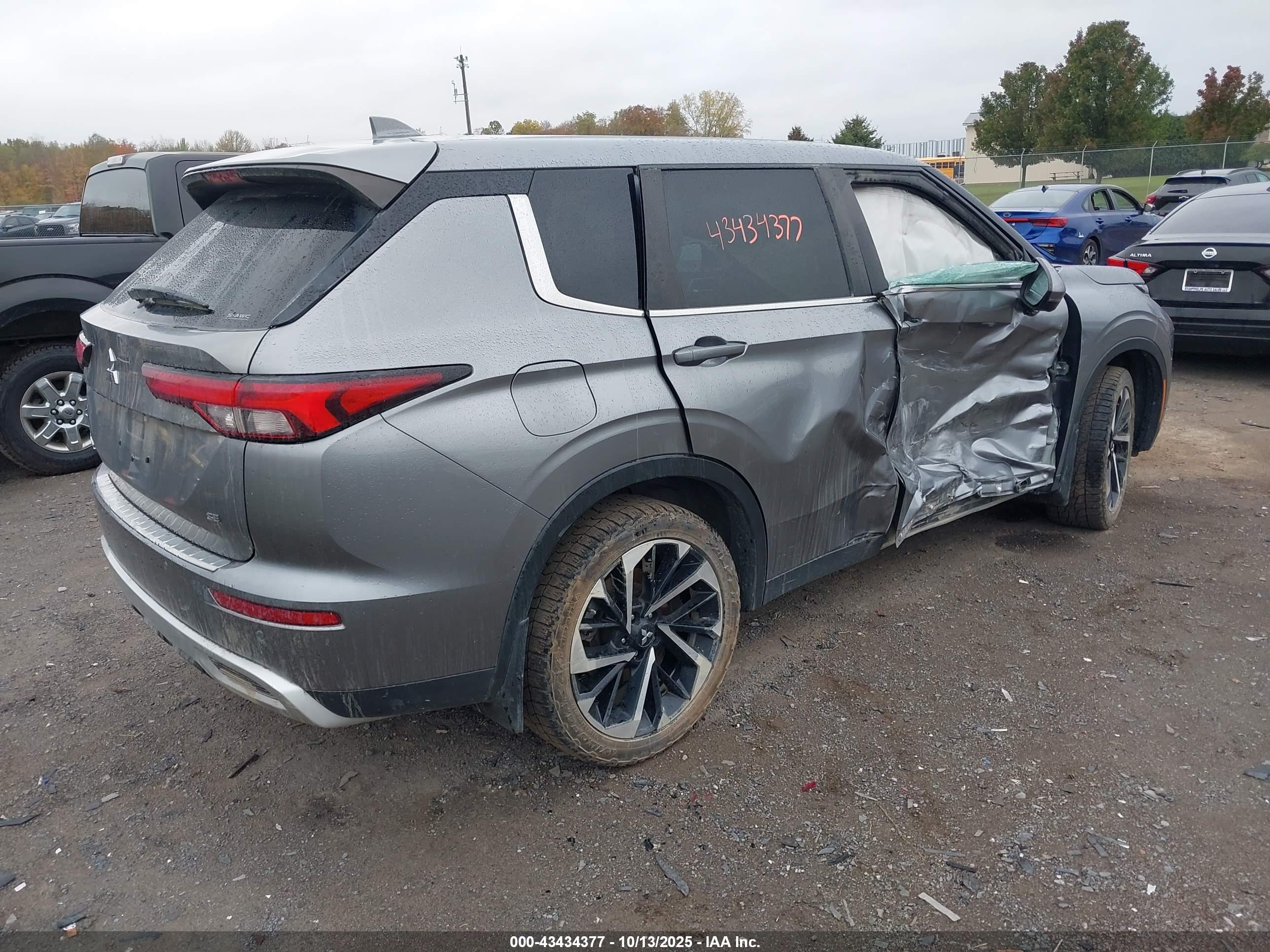 MITSUBISHI OUTLANDER image 4