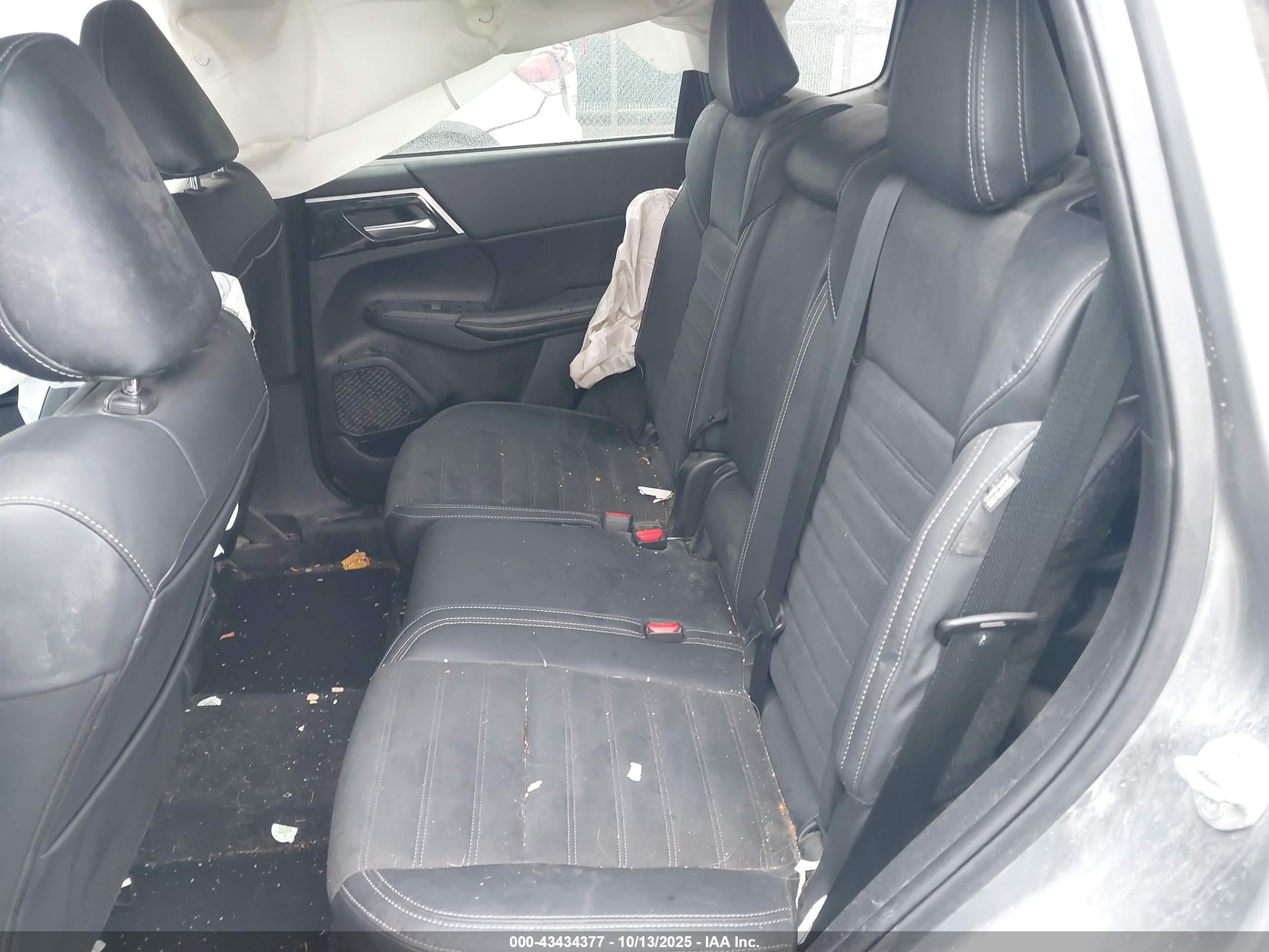 MITSUBISHI OUTLANDER image 8