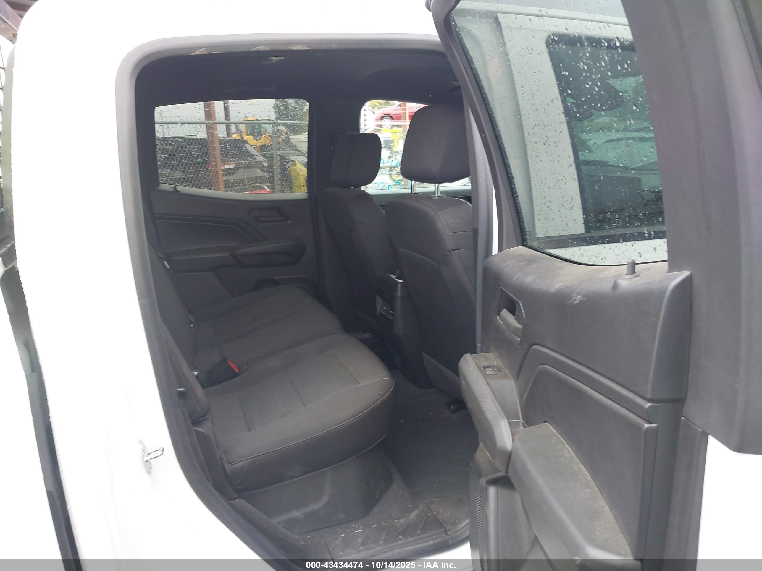 CHEVROLET COLORADO image 8