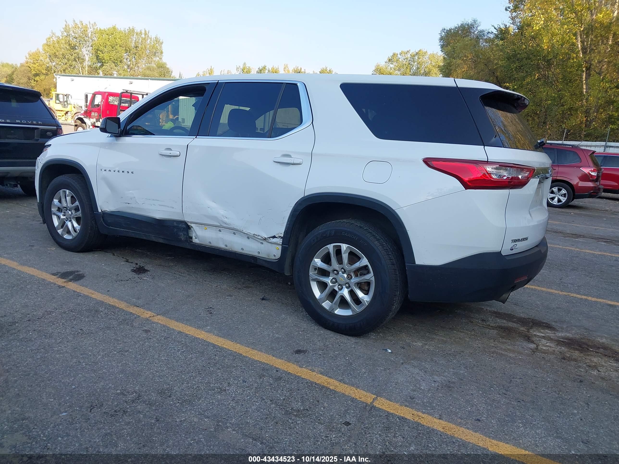 CHEVROLET TRAVERSE image 3