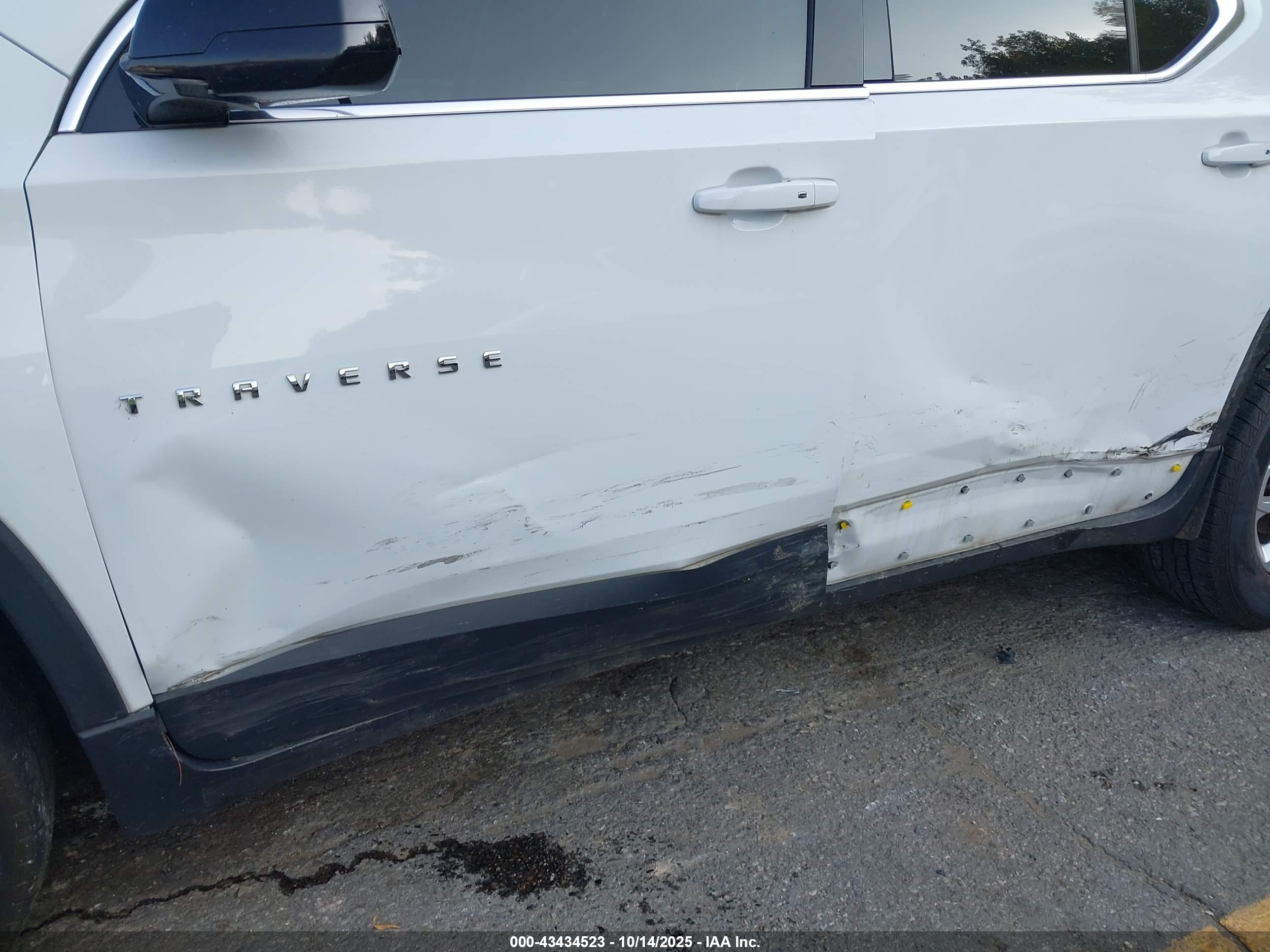 CHEVROLET TRAVERSE image 6
