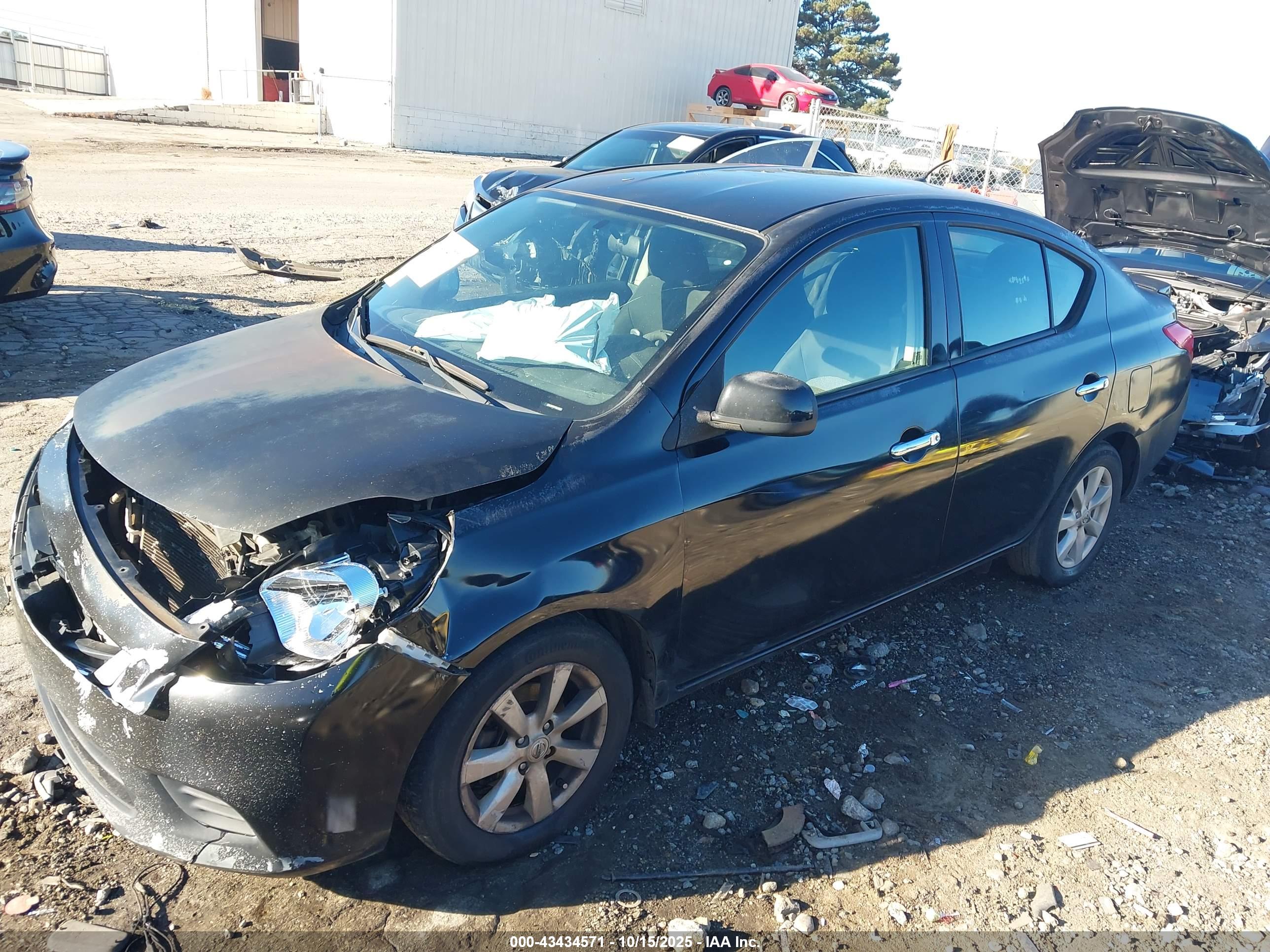 NISSAN VERSA image 2